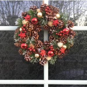 couronne de noël avec boules rouges