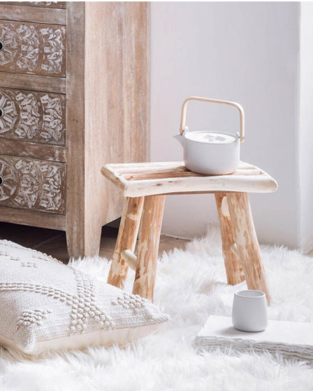 tabouret d'appoint en bois blanchi