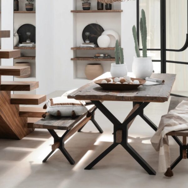 table en bois foncé avec pied noir métal