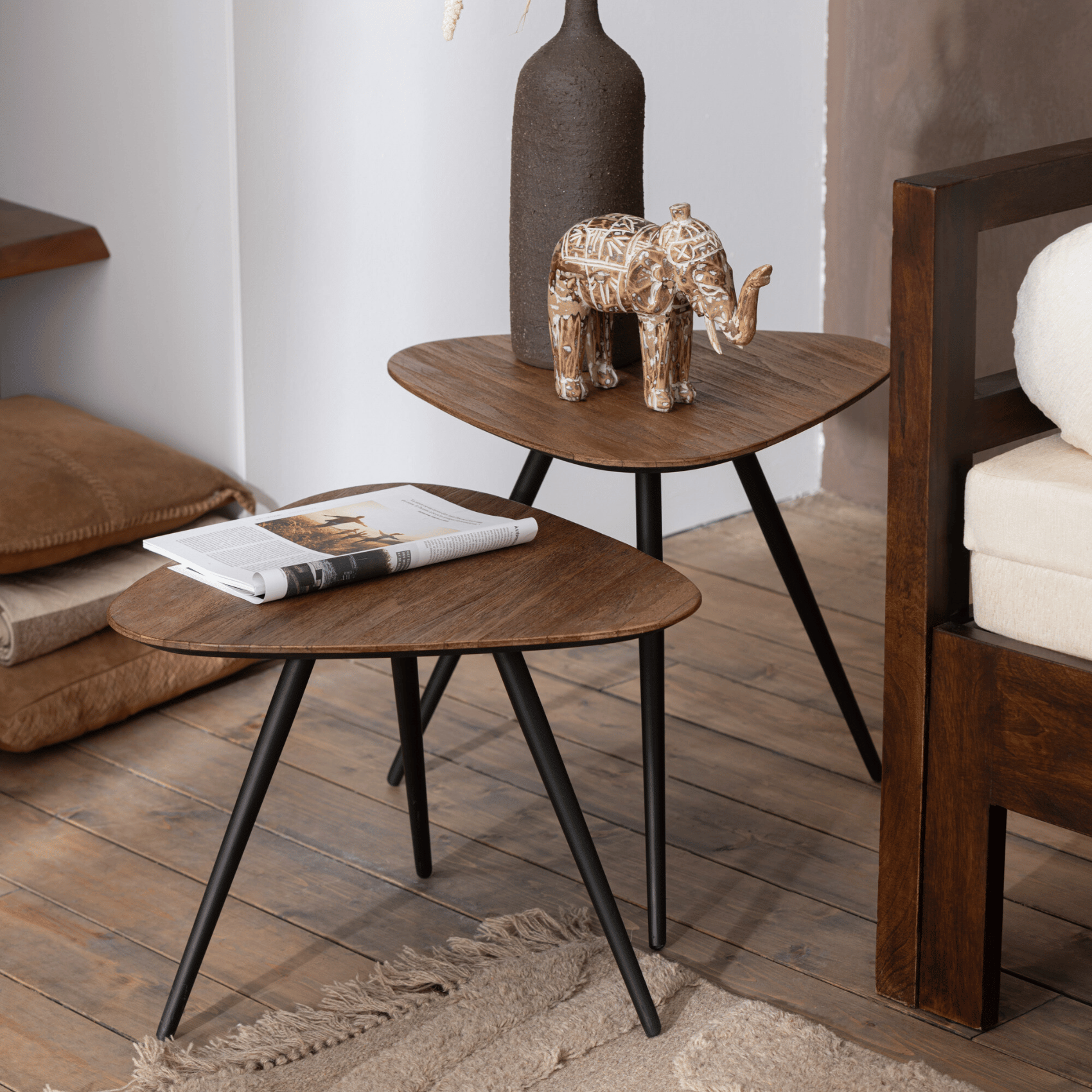 Lot de 2 tables triangle recyclées en teck naturel — vue 3