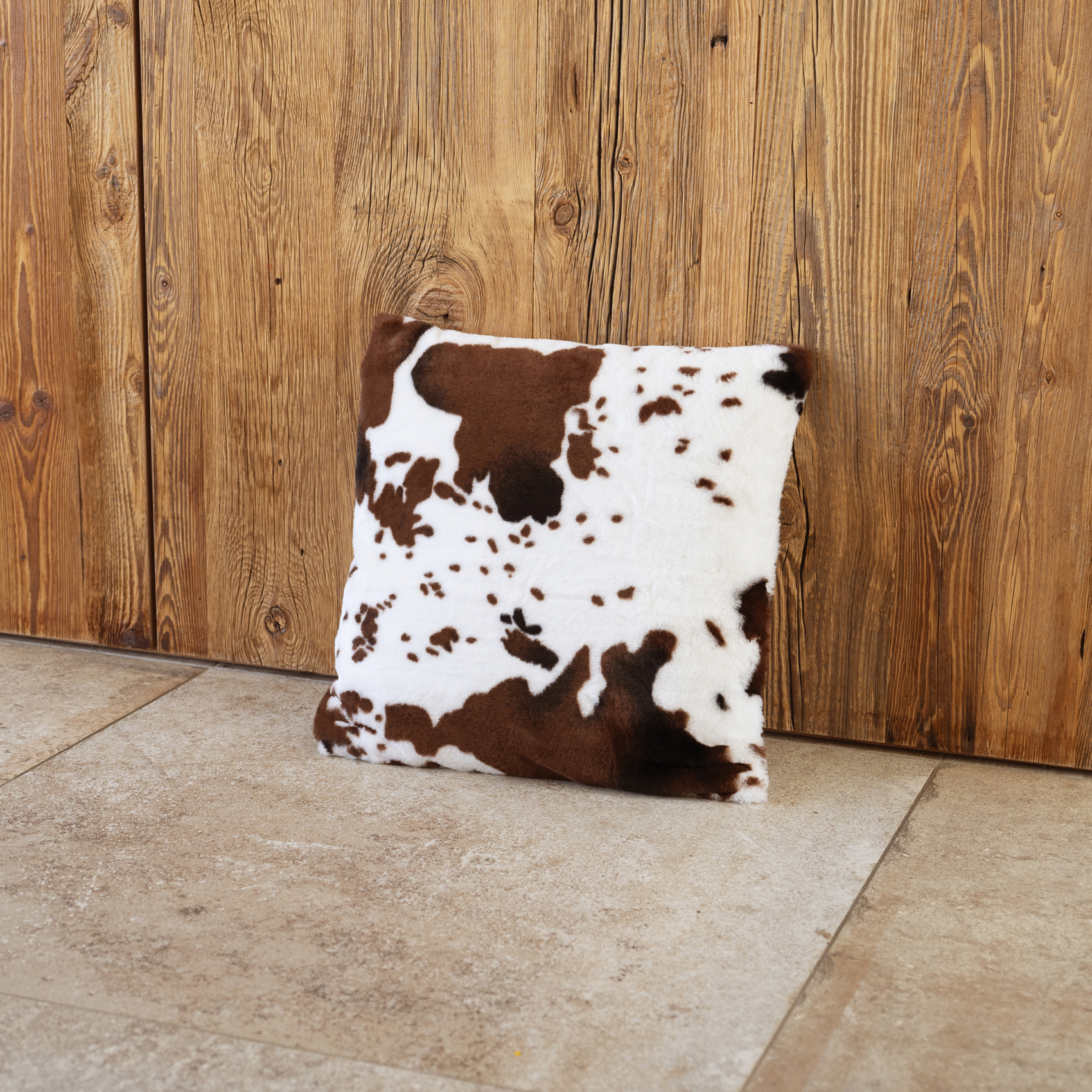 Coussin garni à motif peau de vache et dos en velours — vue 4
