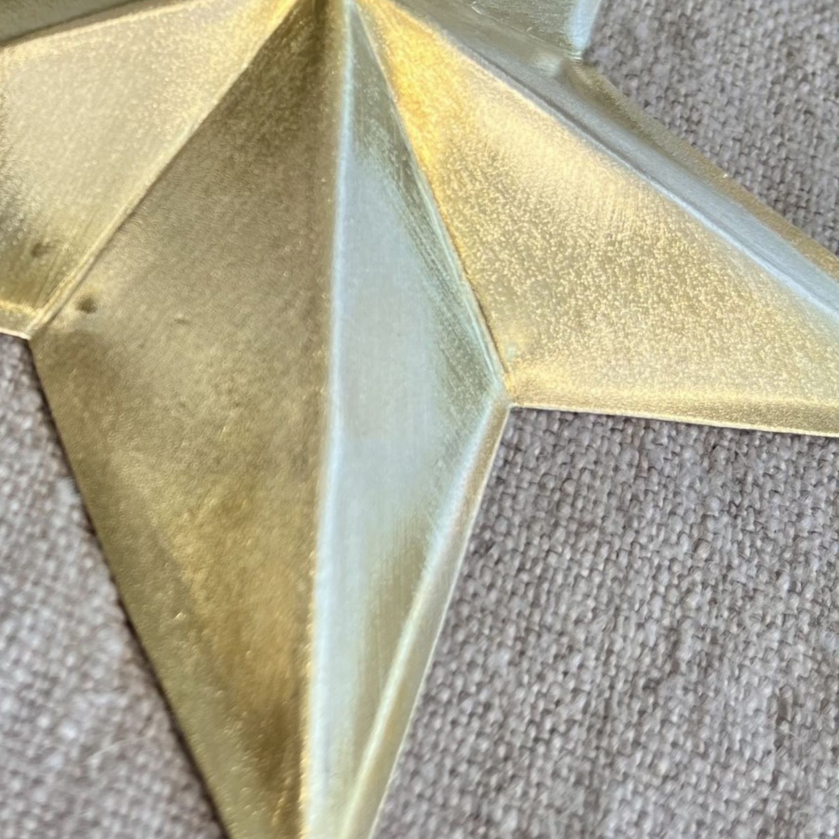 Déco étoile en relief laiton — vue 3