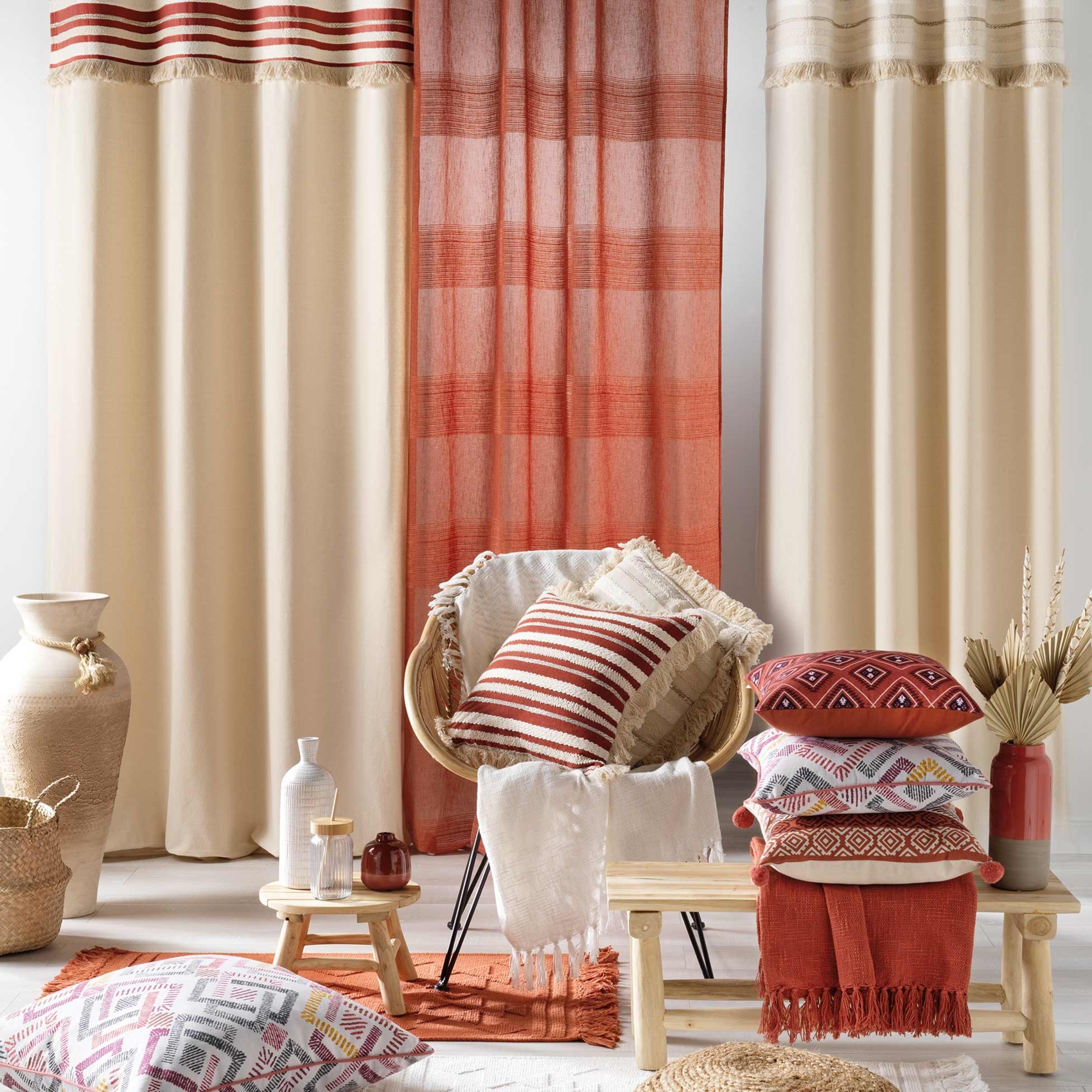 Coussin déhoussable en coton tissé avec franges et rayures en relief — vue 5