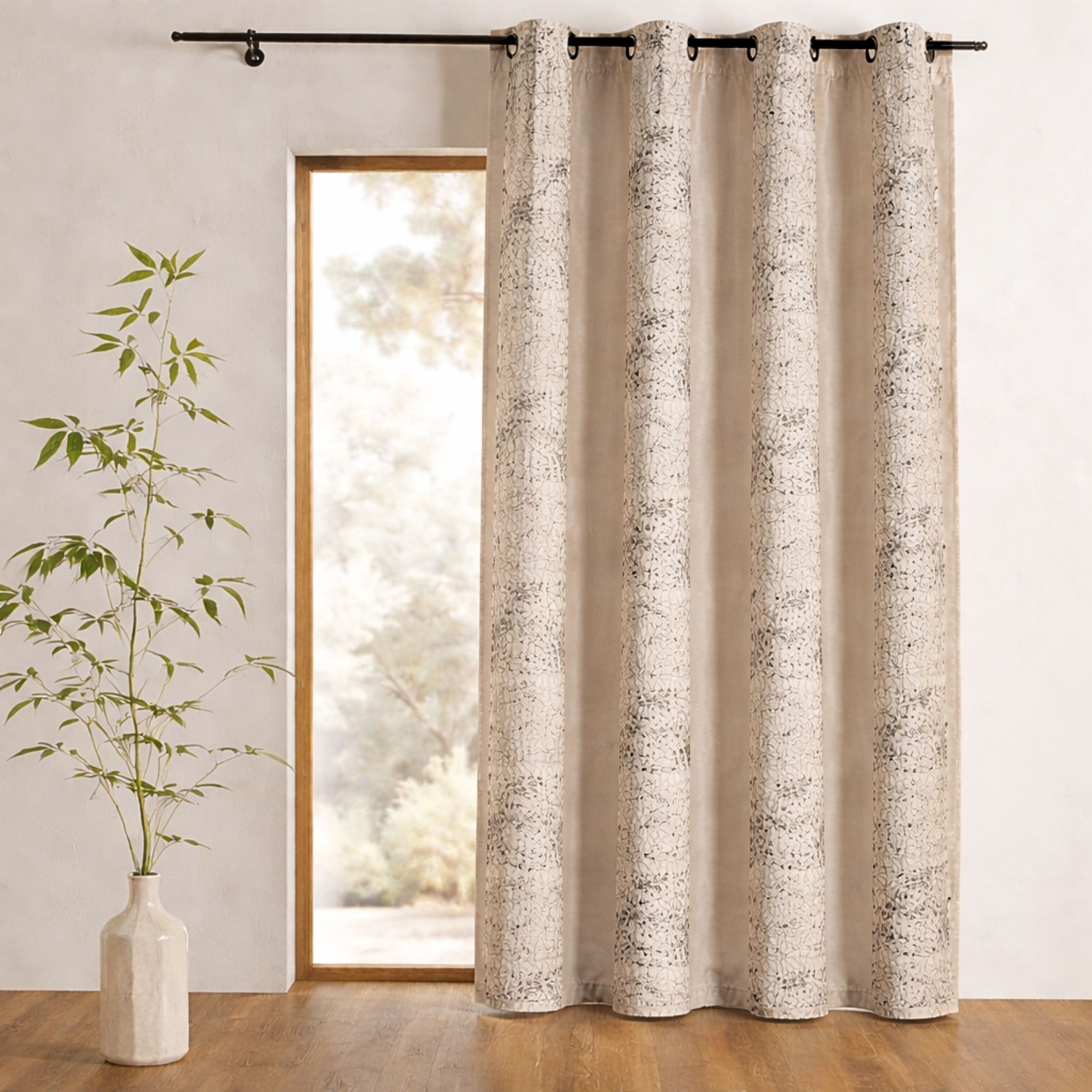 Rideau d'ameublement shantung brodé motif éthnique