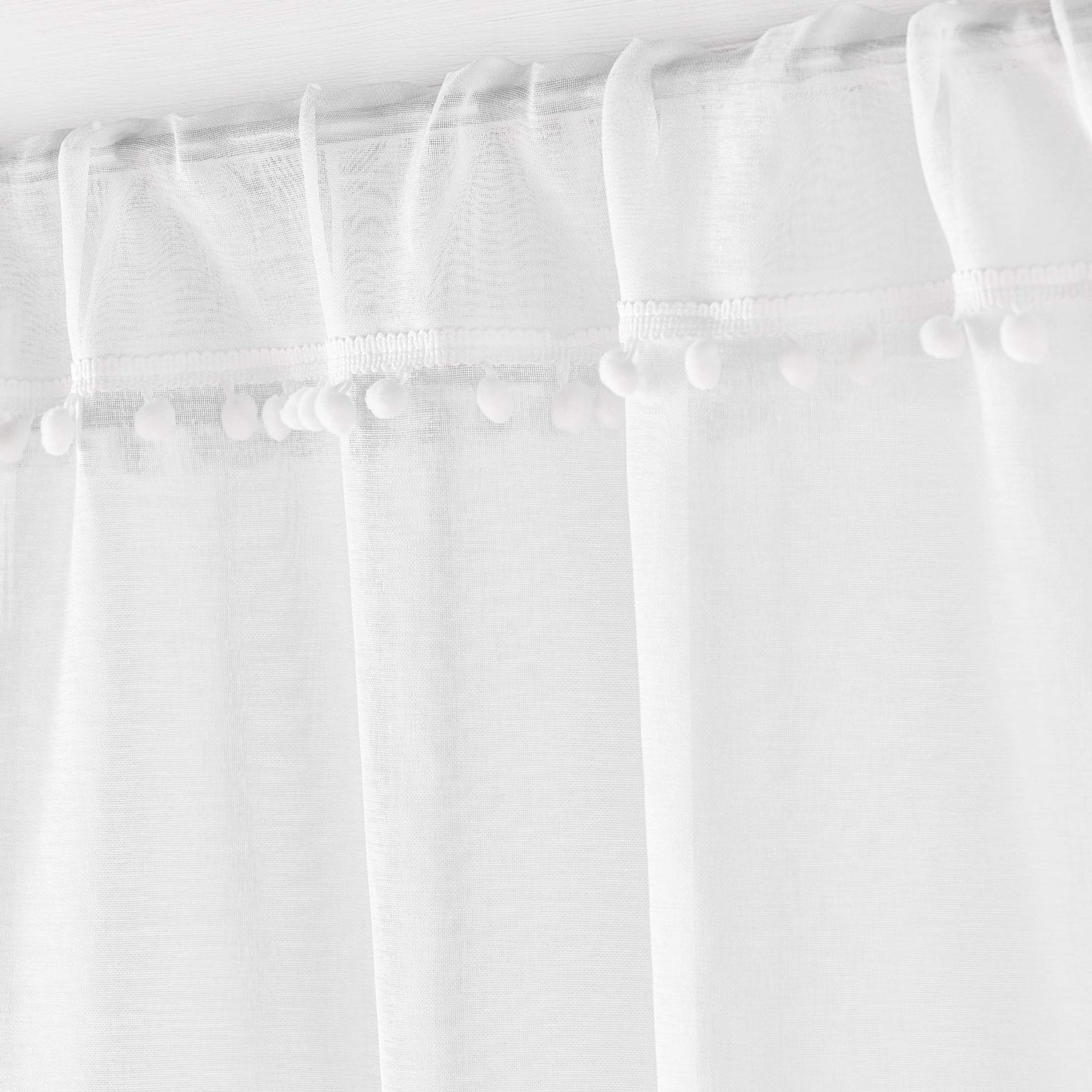 Paire de voilages passe-tringle en voile sablé avec finitions pompons — vue 3