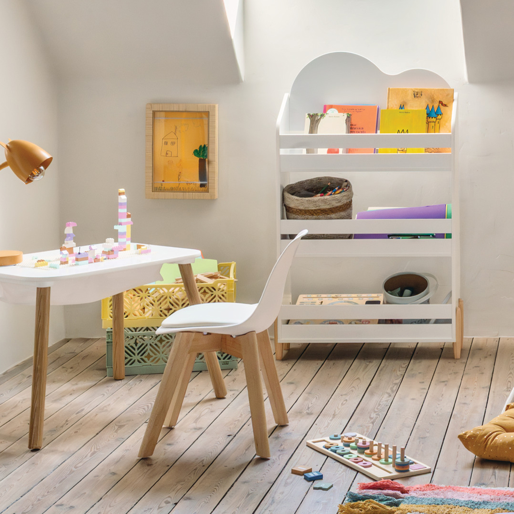 Bibliothèque enfant à étagères ouvertes forme organique — vue 4