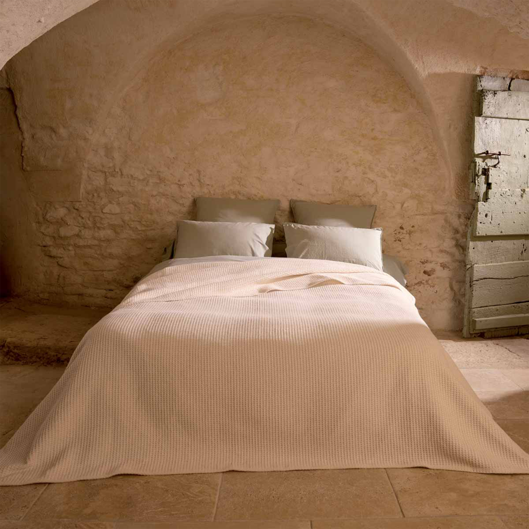 Dessus de lit tissé en coton recyclé motif nid d’abeille — vue 4