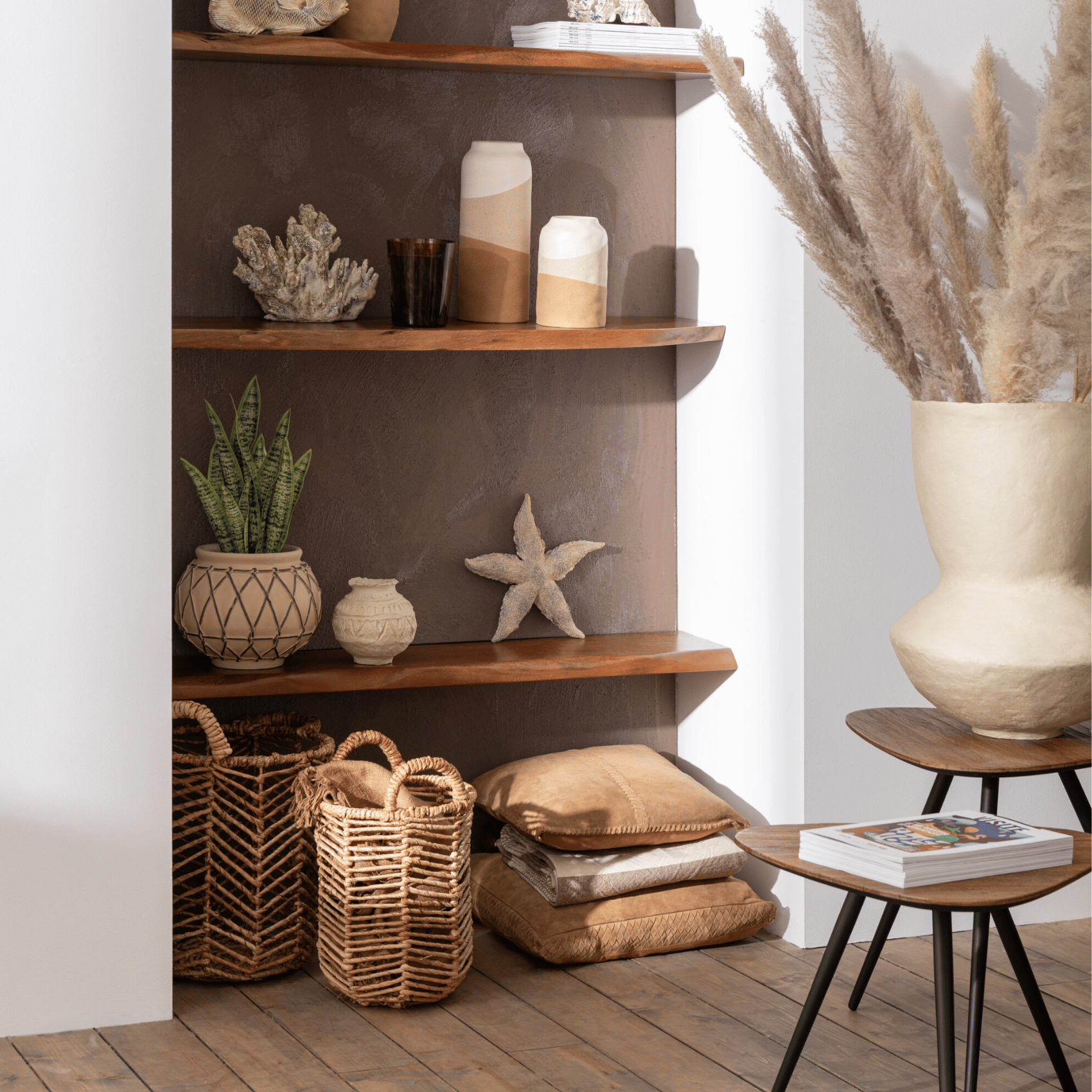 Lot de 2 tables triangle recyclées en teck naturel — vue 4