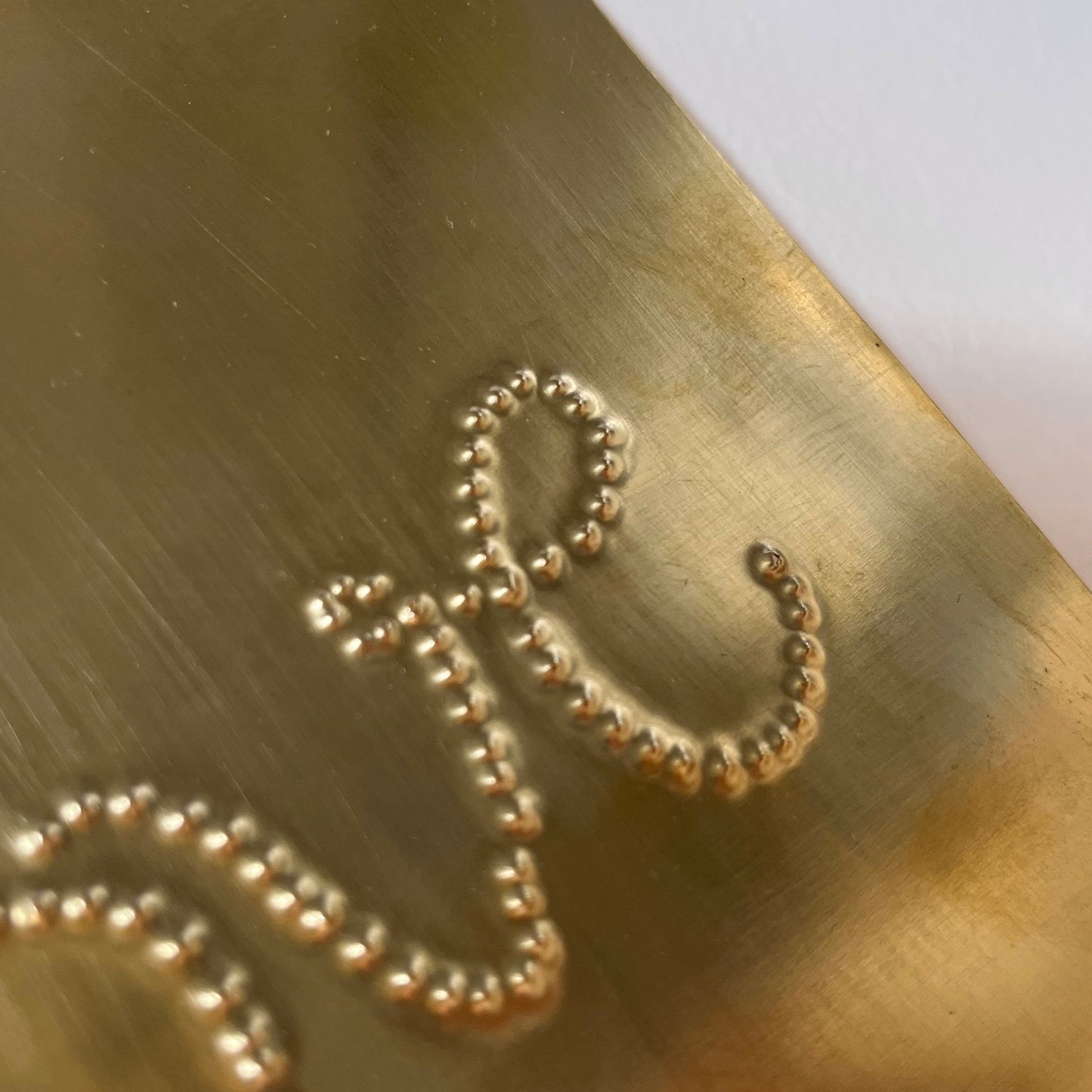 Déco murale laiton martelé LOVE — vue 3