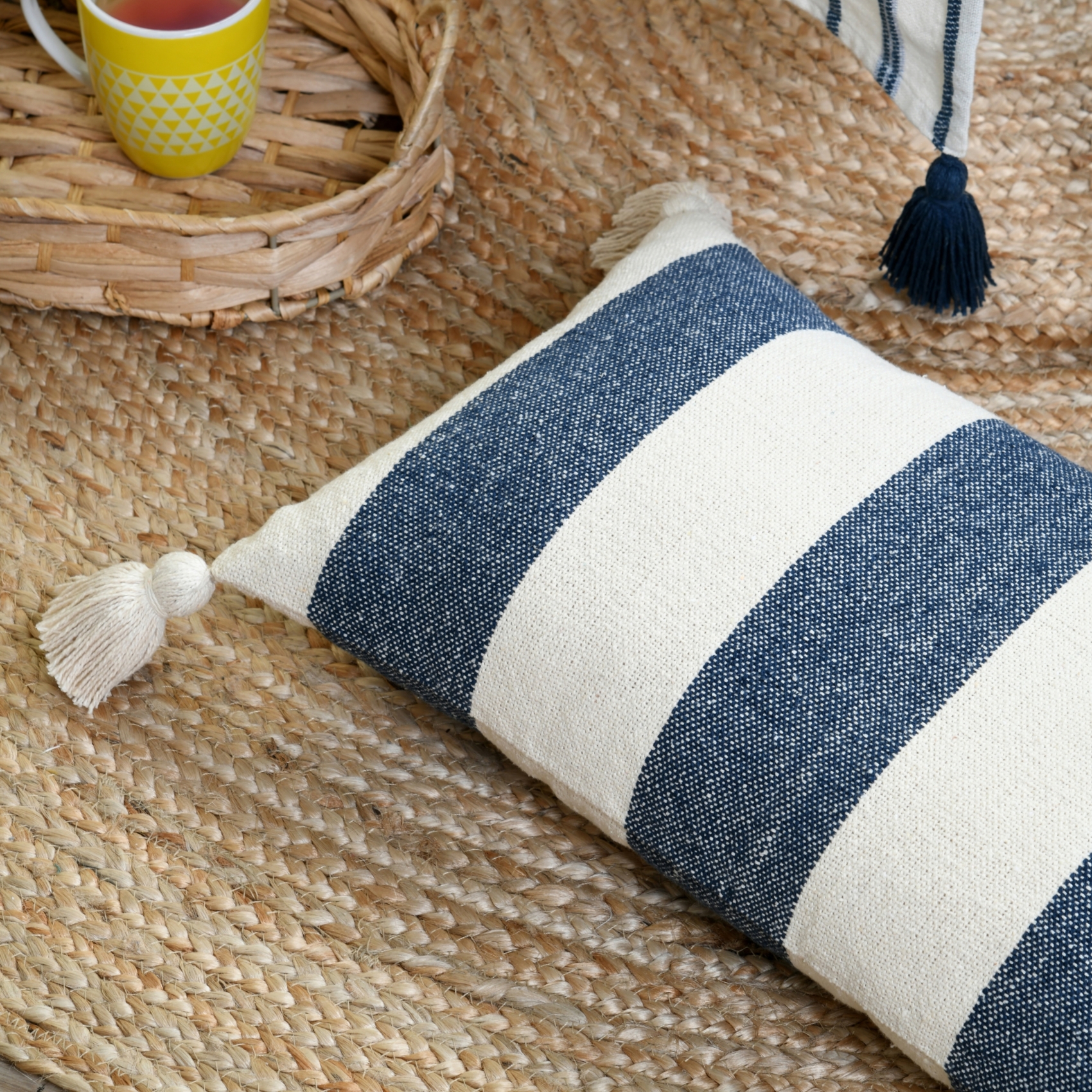 Coussin à bandes bleues à pompons — vue 4