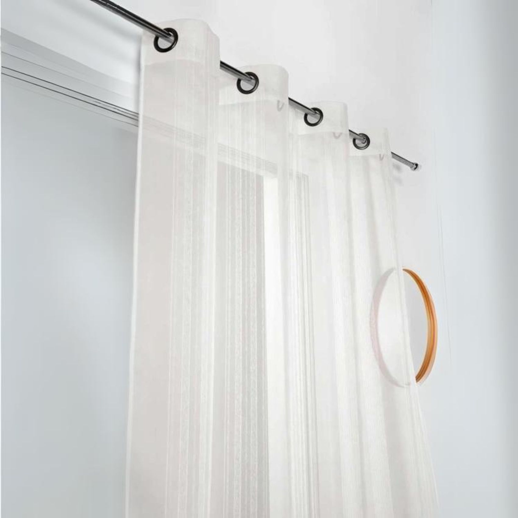 Voilage à fines rayures ton sur ton