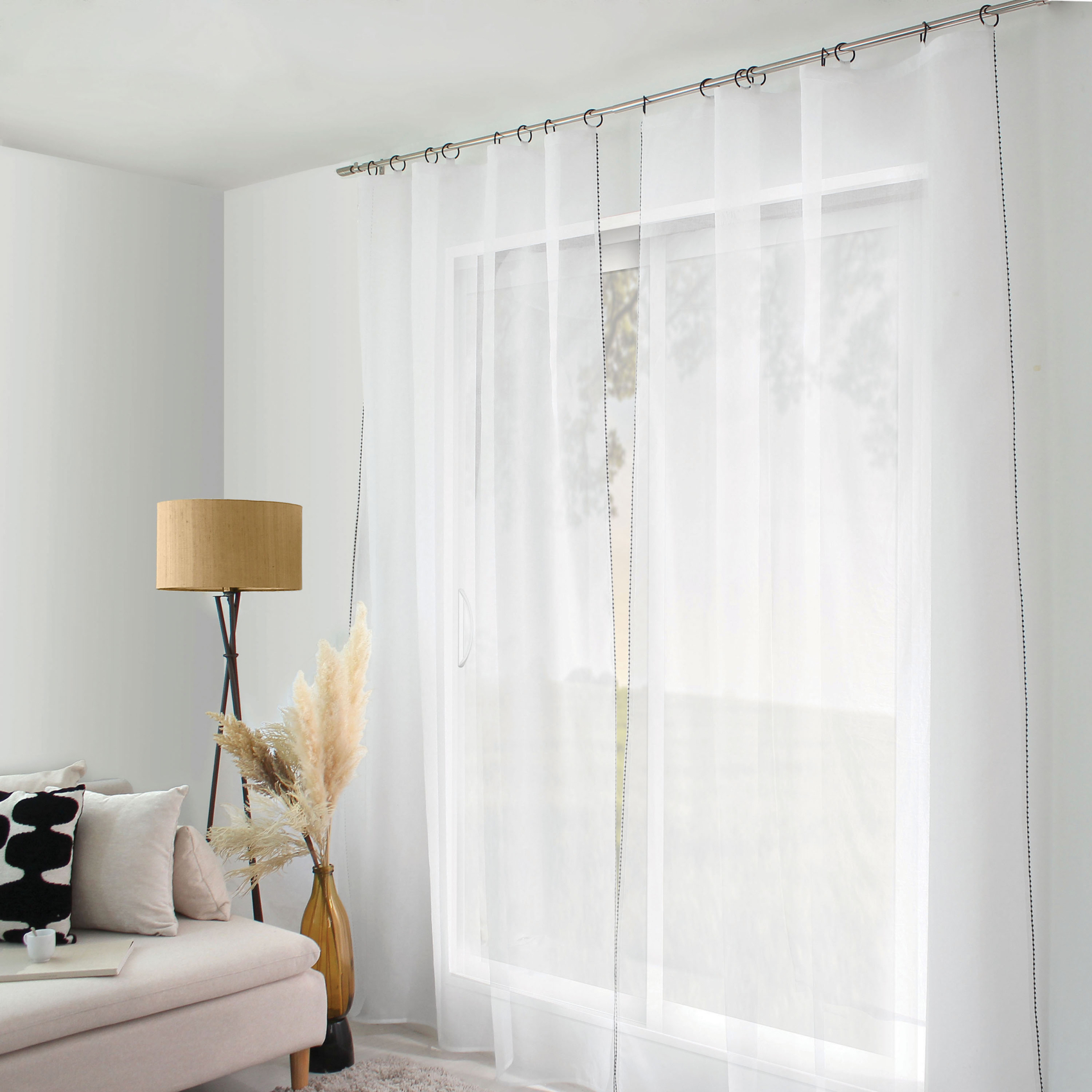 Voilage brodé avec oeillets noirs