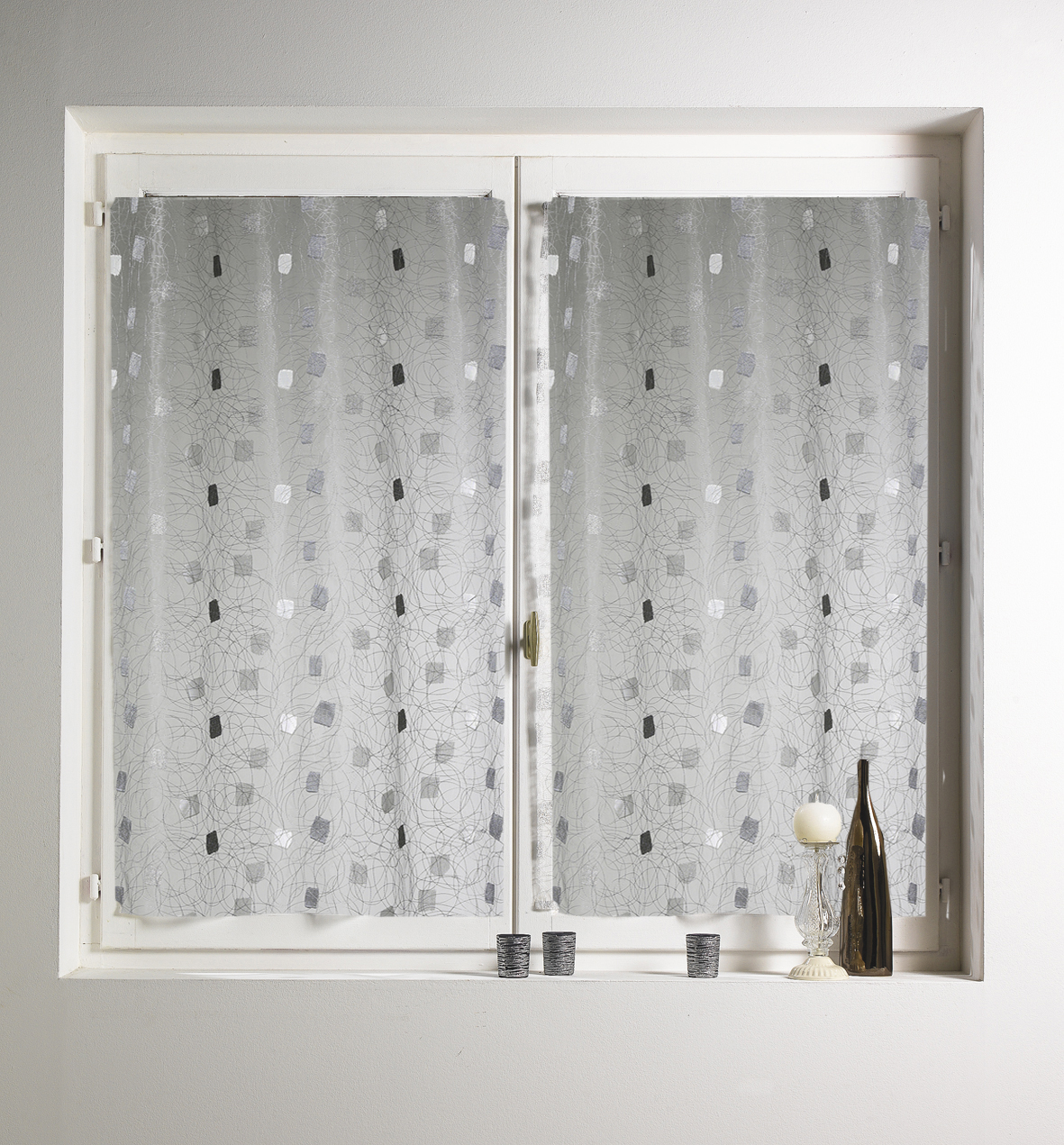 Paire de petits rideaux  droit Jacquard brodés 'Carrés'