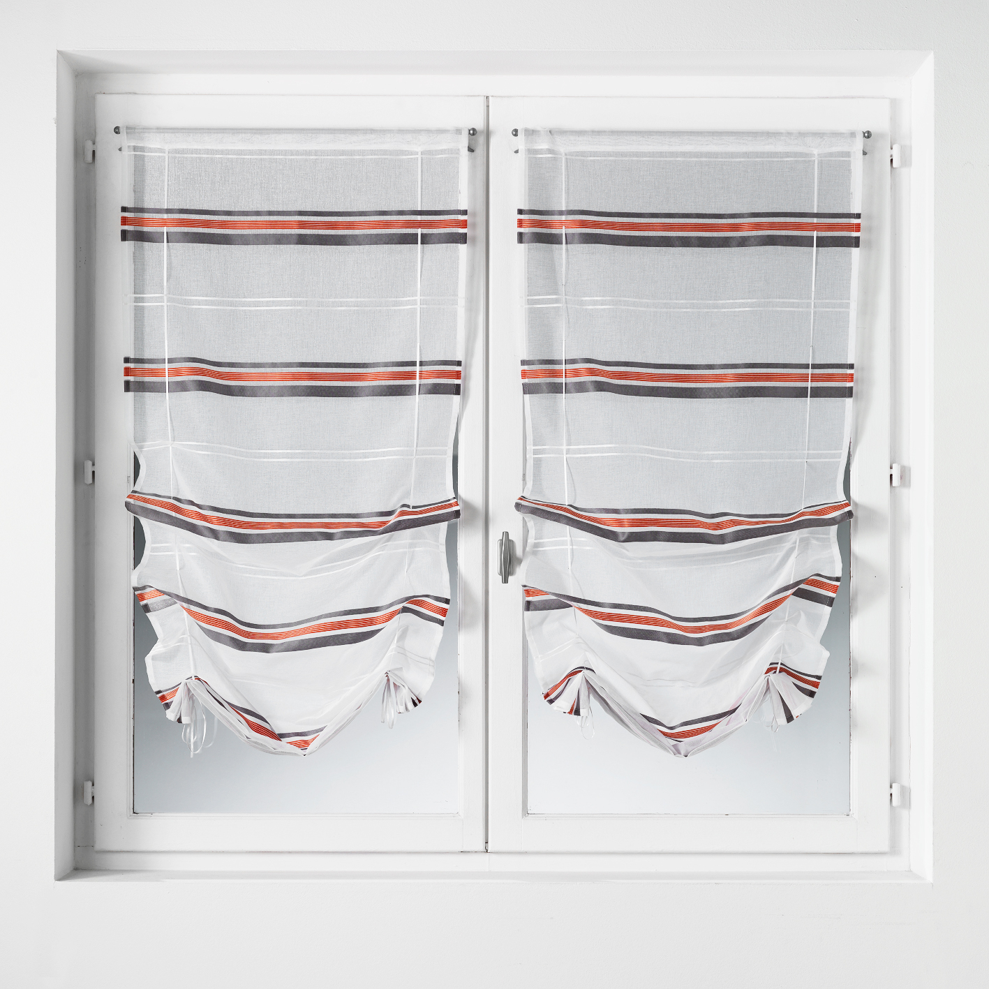 Paire de petits voilages à remonter en étamine à rayures horizontales