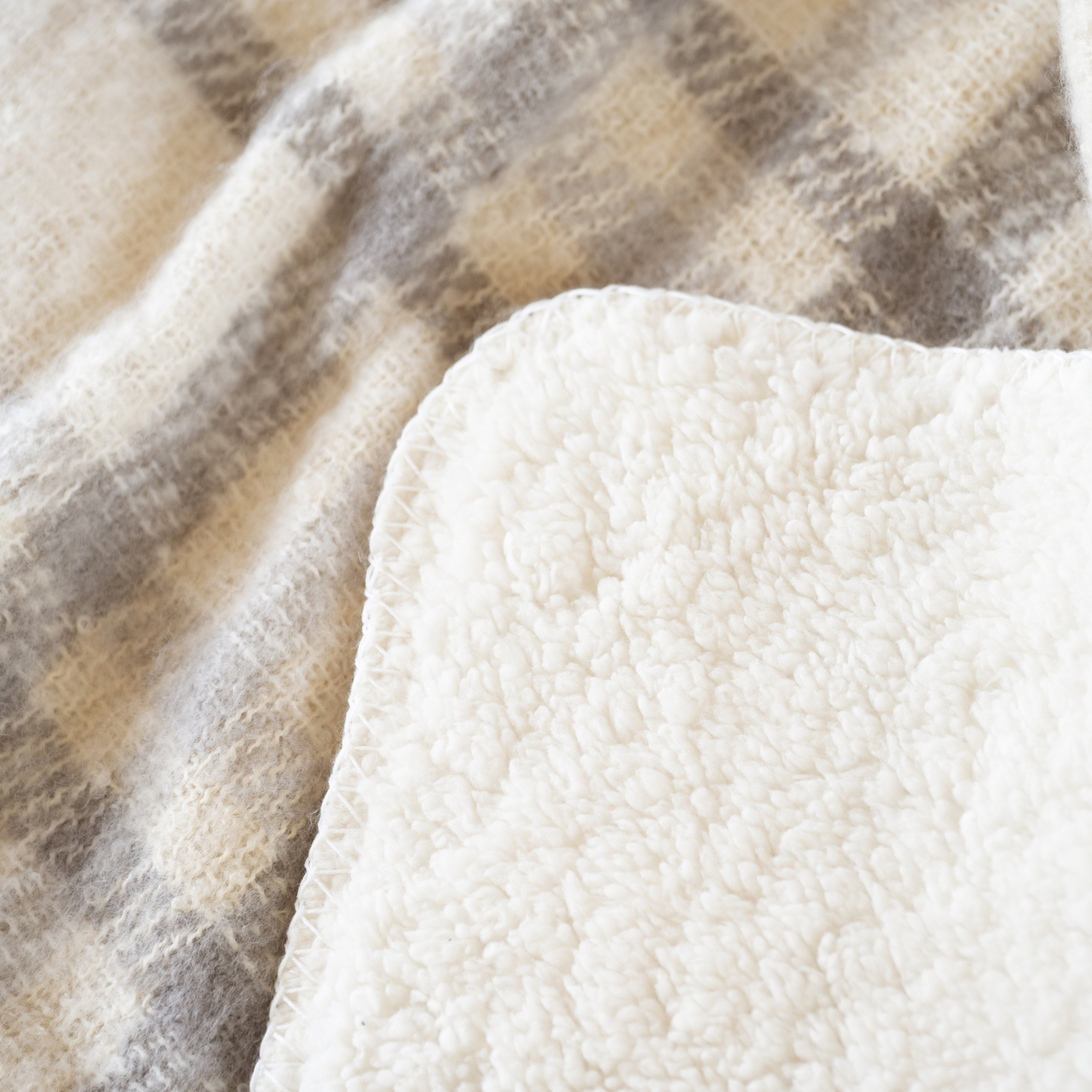 Plaid à carreaux effet mohair avec dos sherpa — vue 6