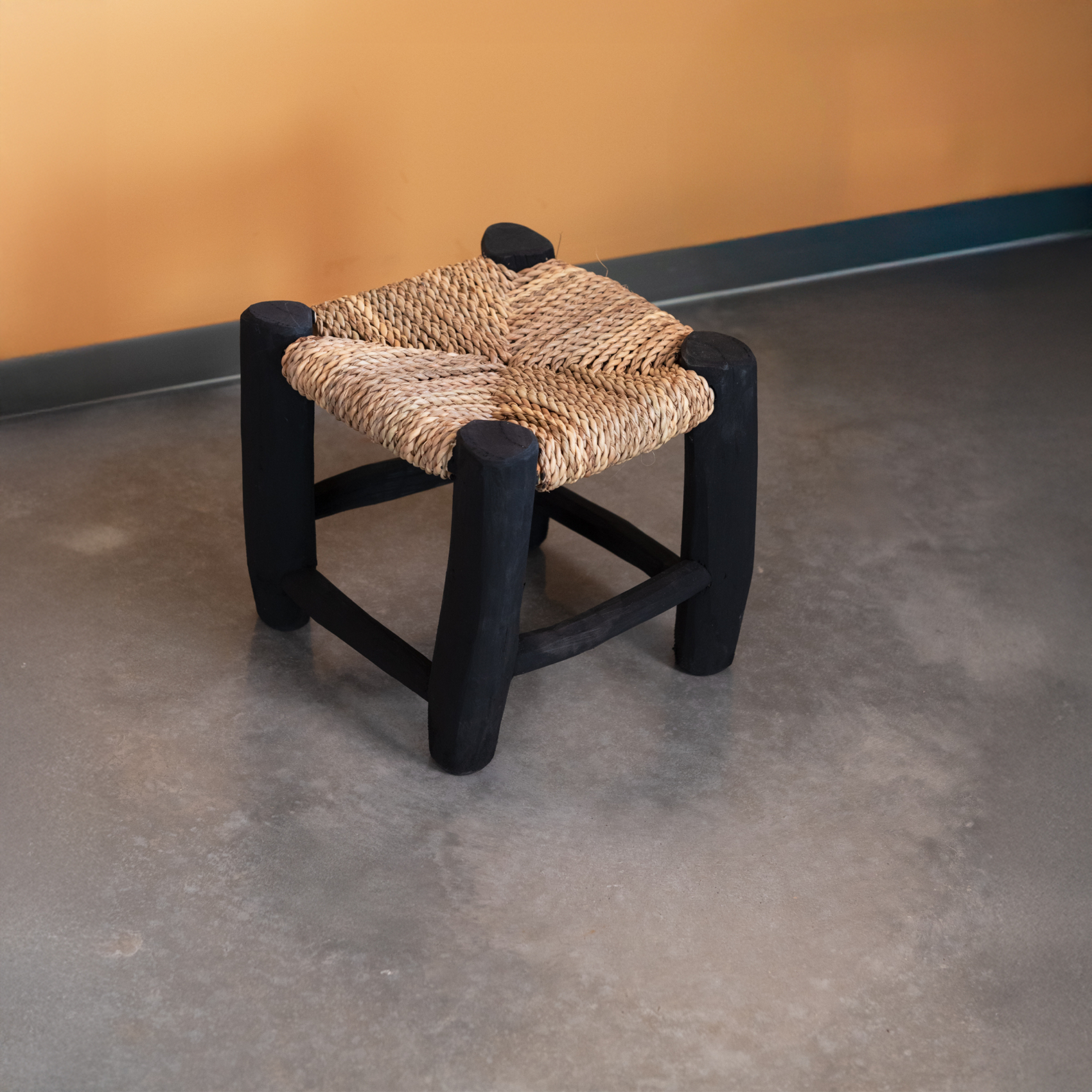 Tabouret marocain noir en bois — vue 4