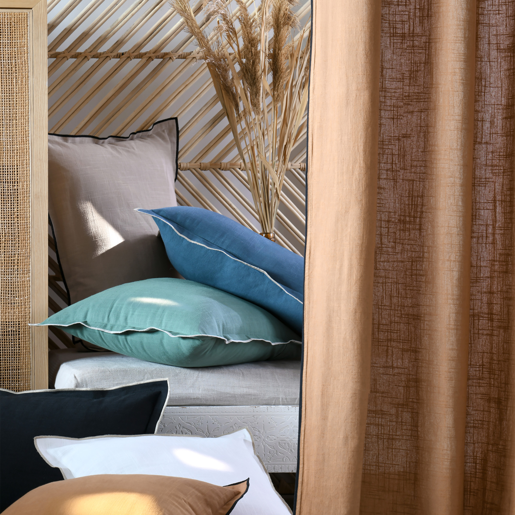 Coussin coton volant plat feston noir — vue 3