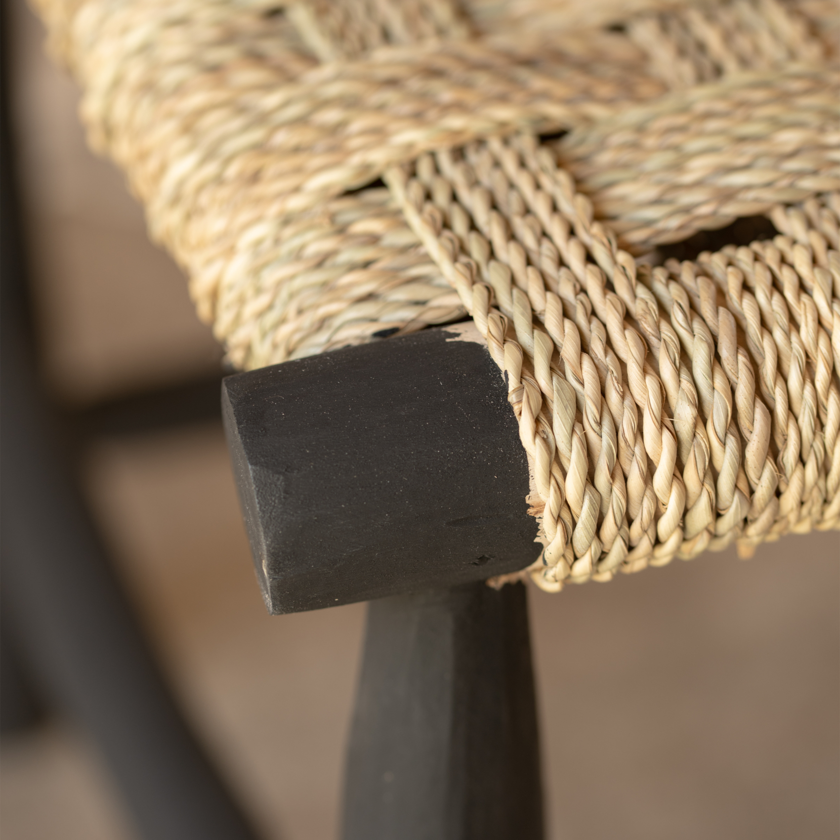 Chaise en bois noir et assise en paille — vue 3