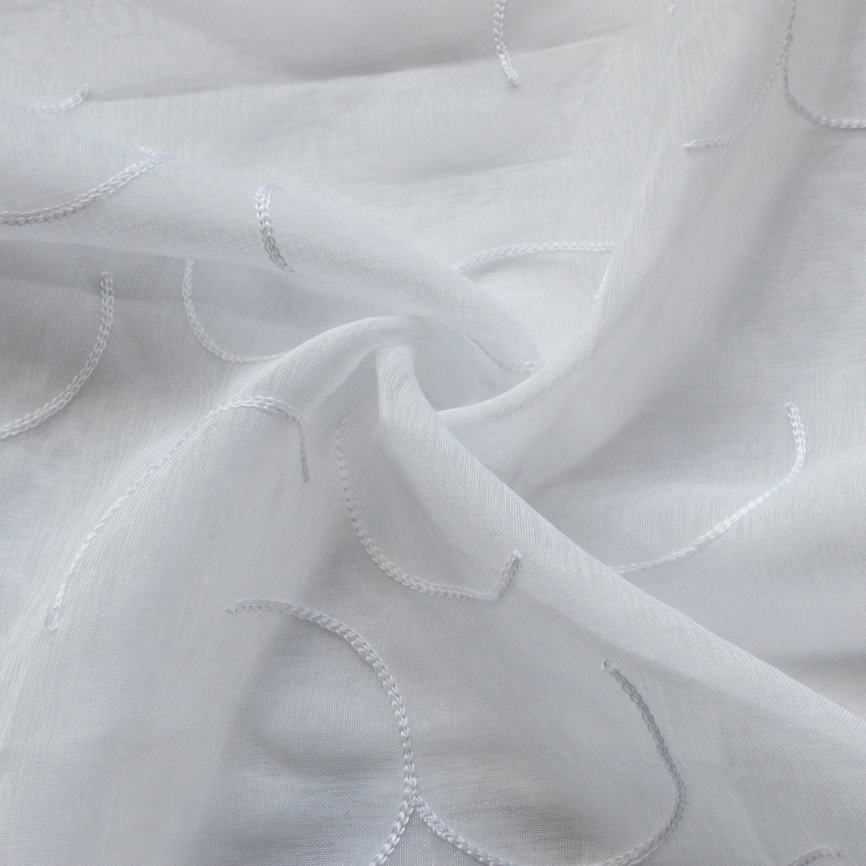 Tissu voile brodé à motifs demi-cercles — vue 3