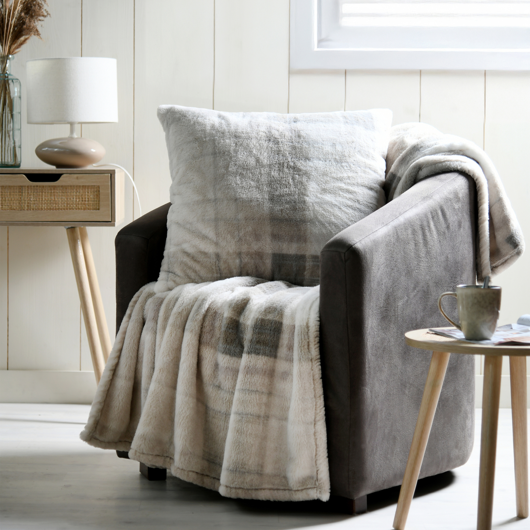 Coussin à carreaux écossais en imitation fourrure — vue 4