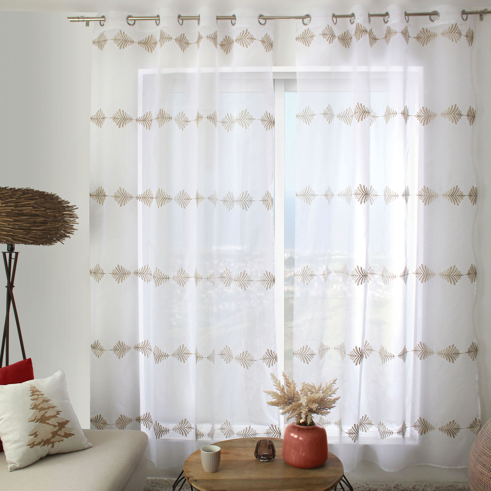 Voilage brodé motif végétal en lignes