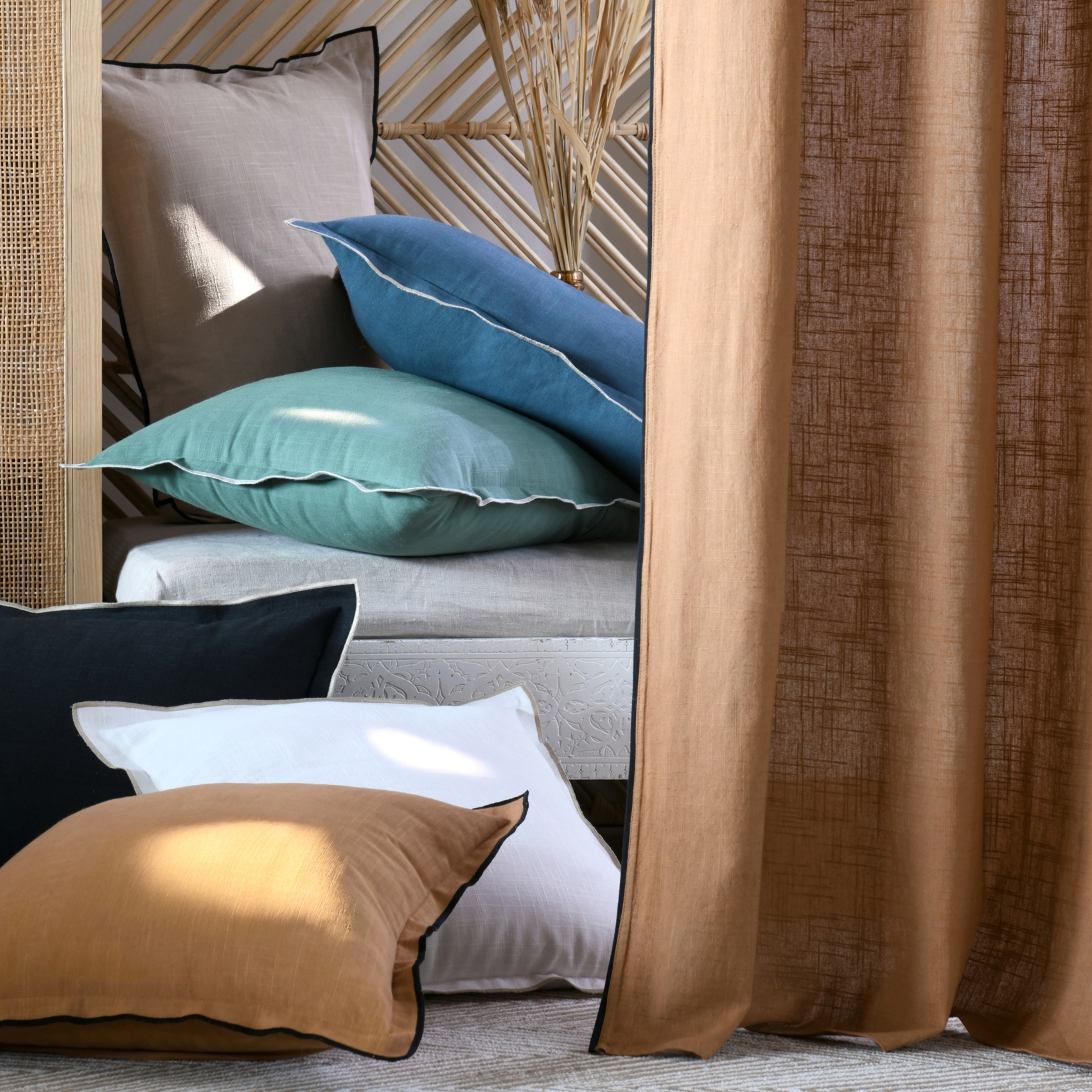 Coussin volant plat feston noir coton — vue 6