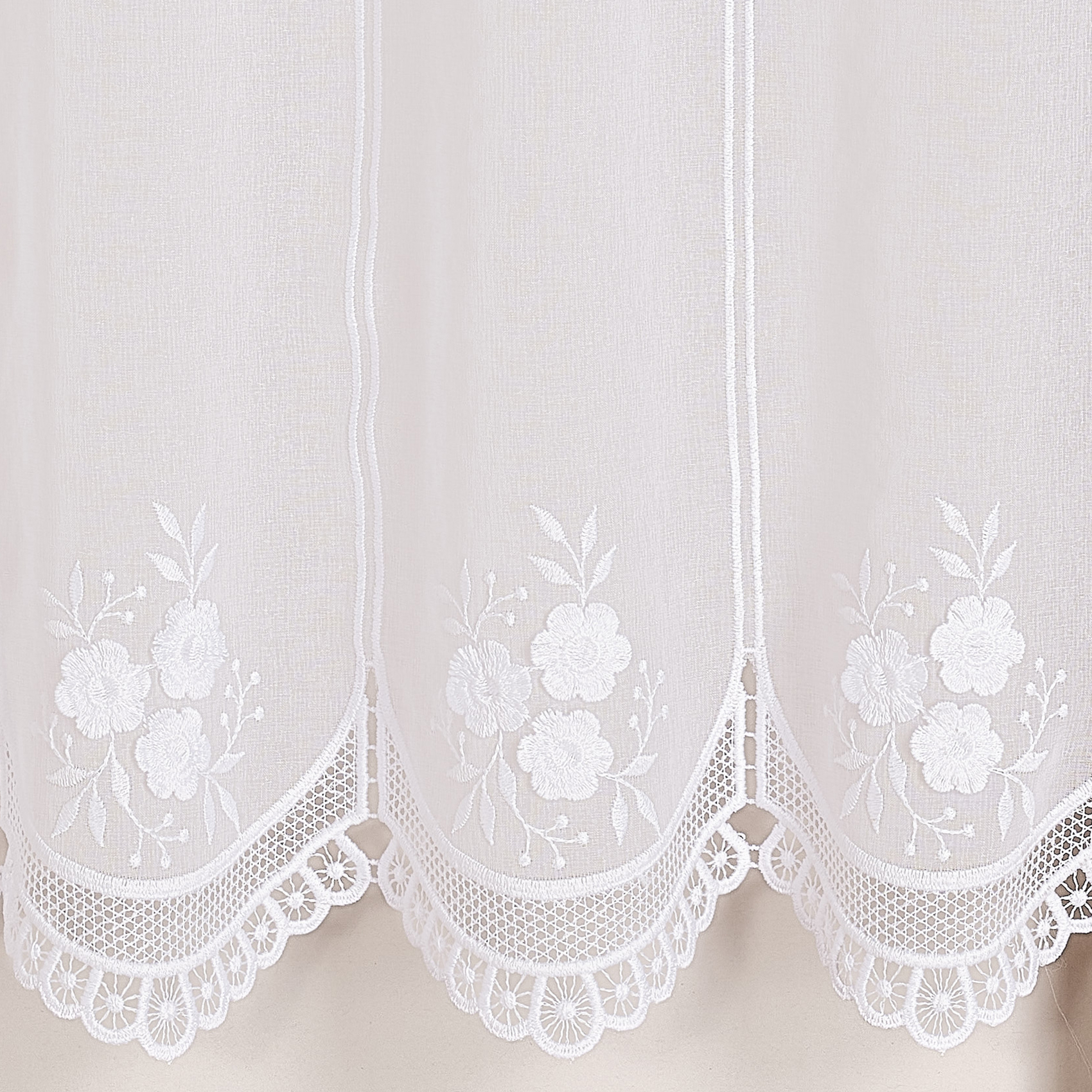 Brise-bise brodé à motif fleurs avec finition macramé — vue 3