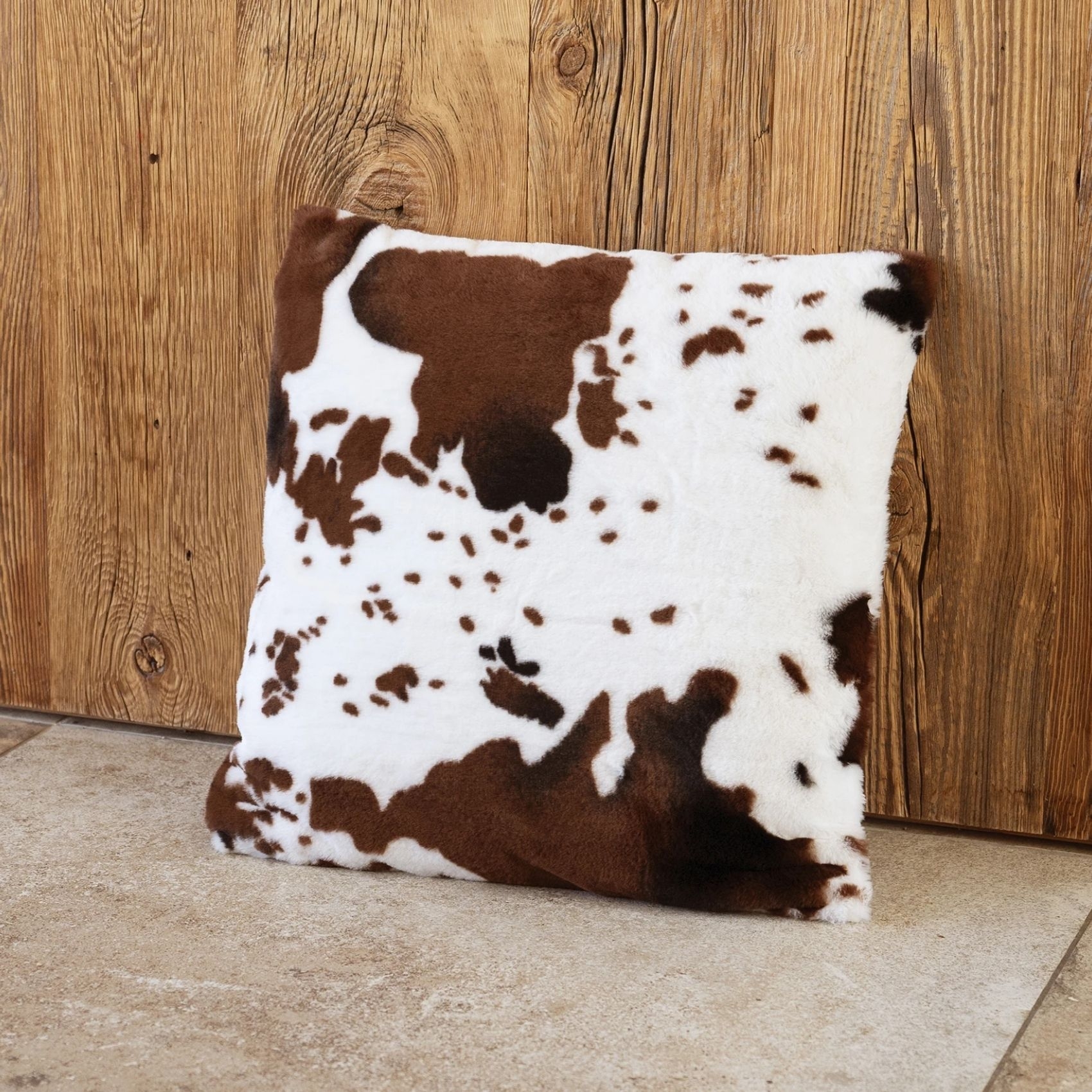 Coussin garni à motif peau de vache et dos en velours — vue 4