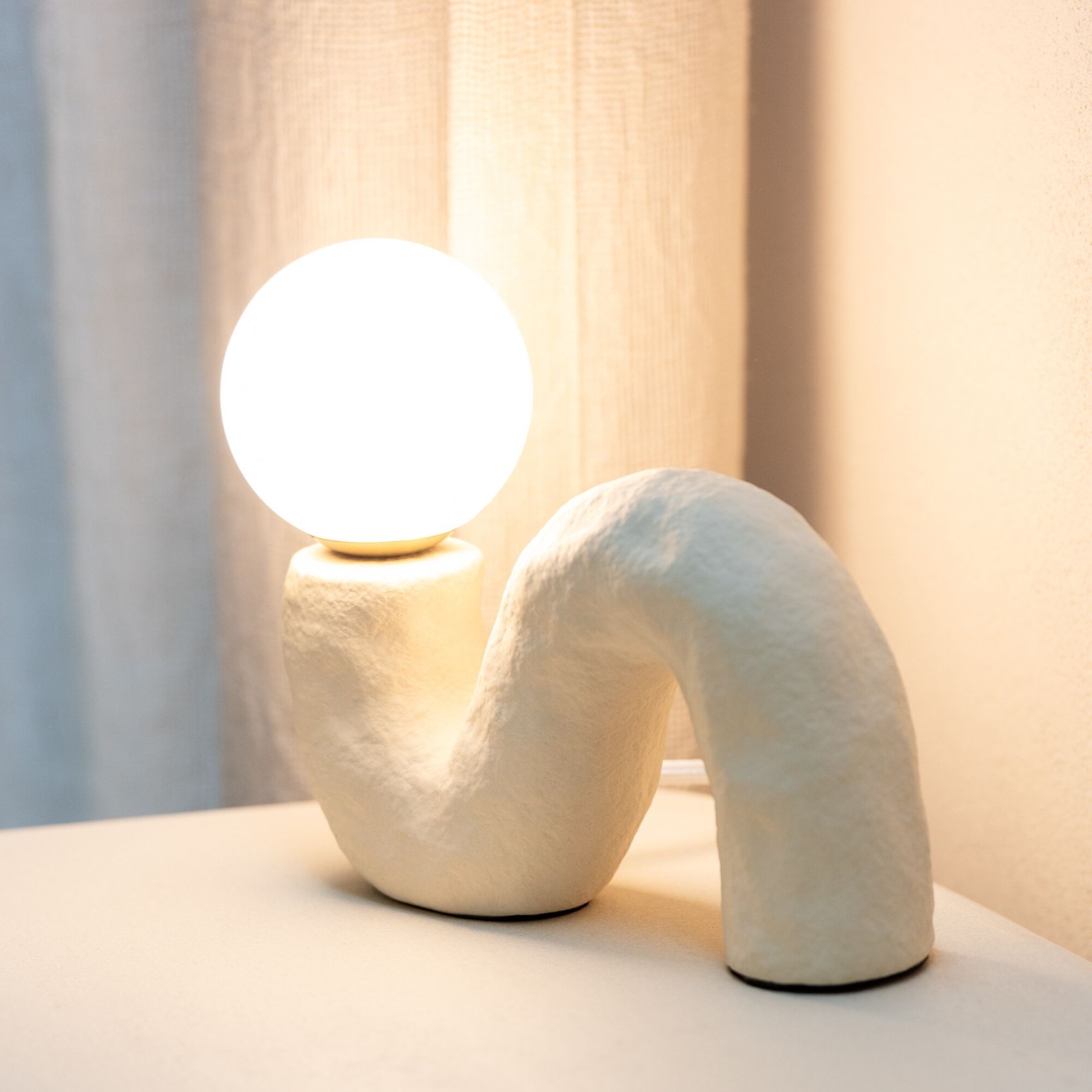Lampe à poser design en pierre — vue 3