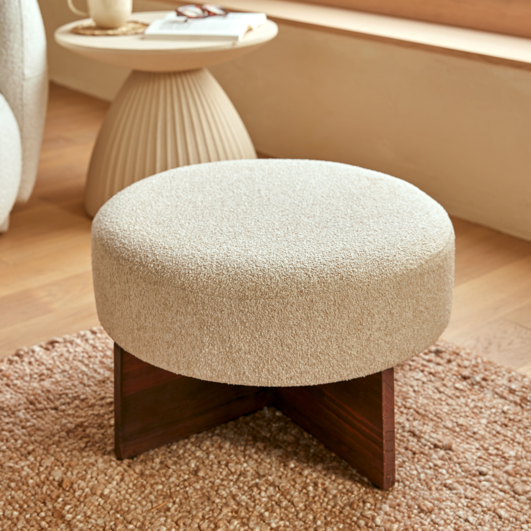 Pouf rond en tissu bouclette avec base bois — vue 6