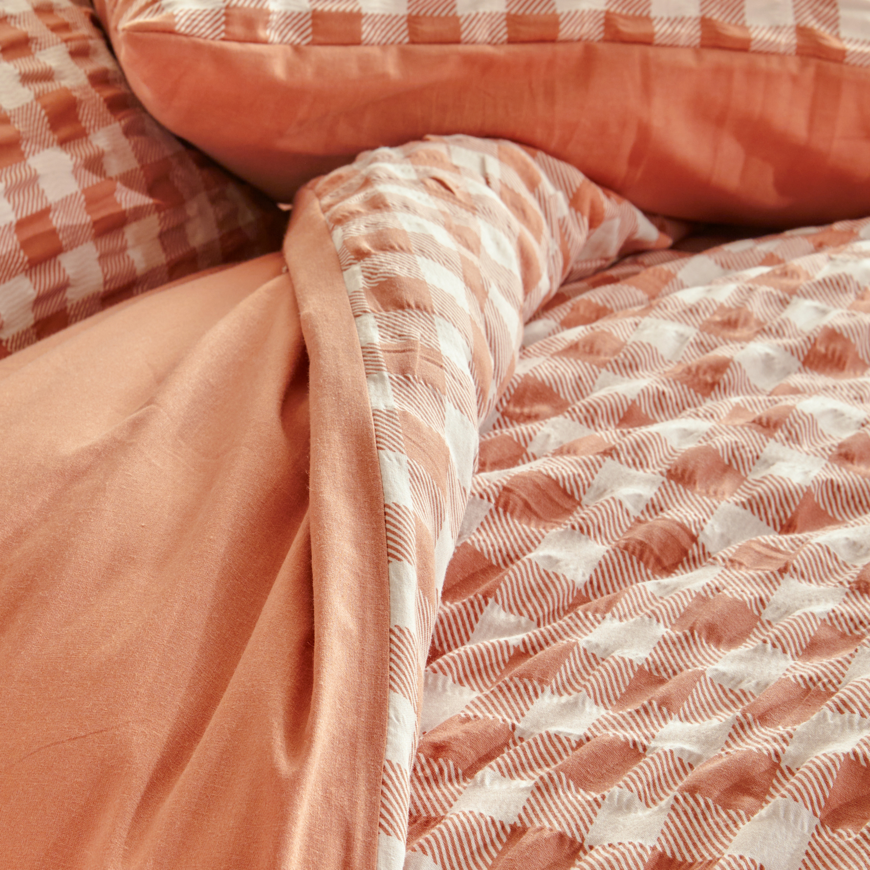 Parure de lit réversible texturée 3 pièces vichy housse + taies — vue 5