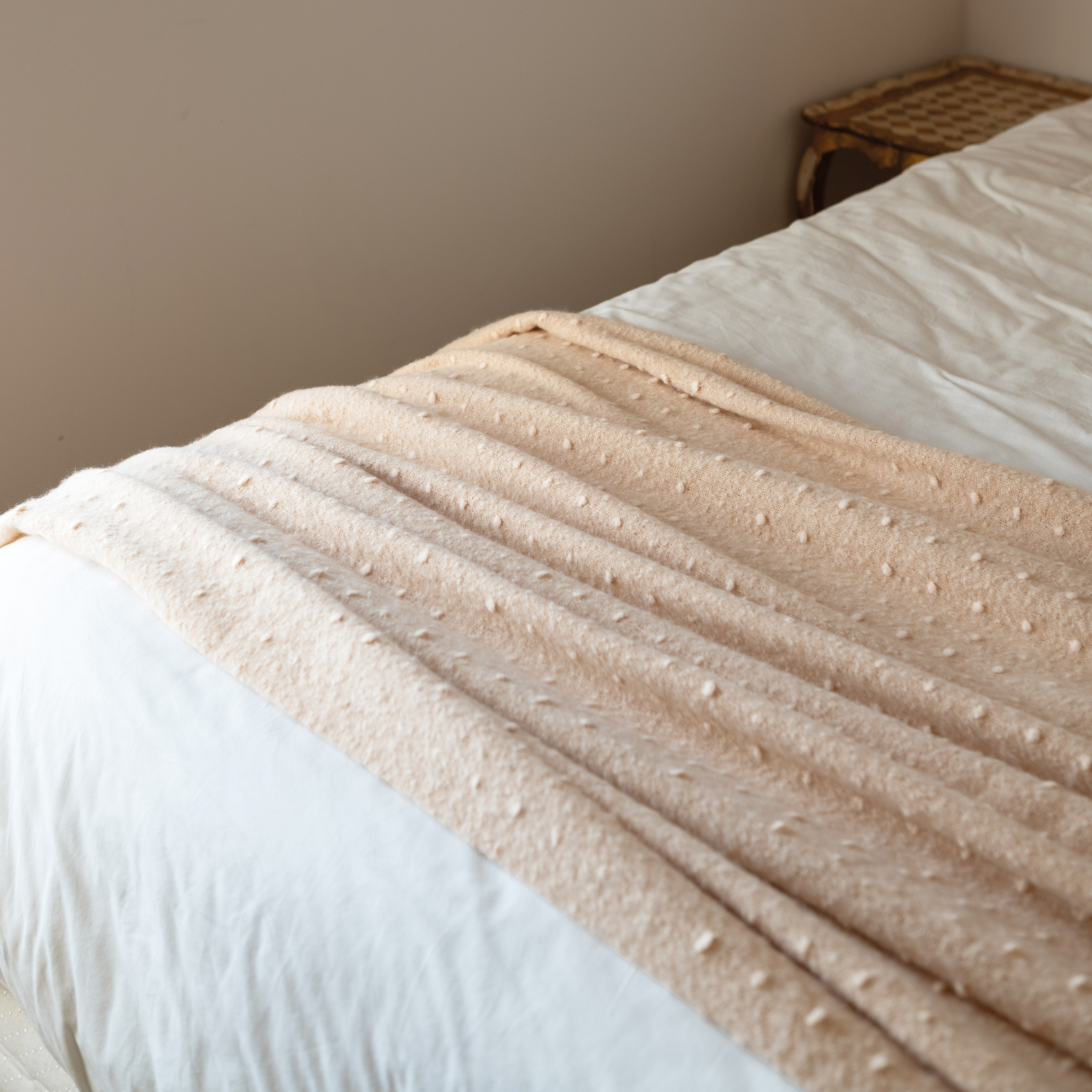 Chemin de lit / Étole aspect mohair à pois