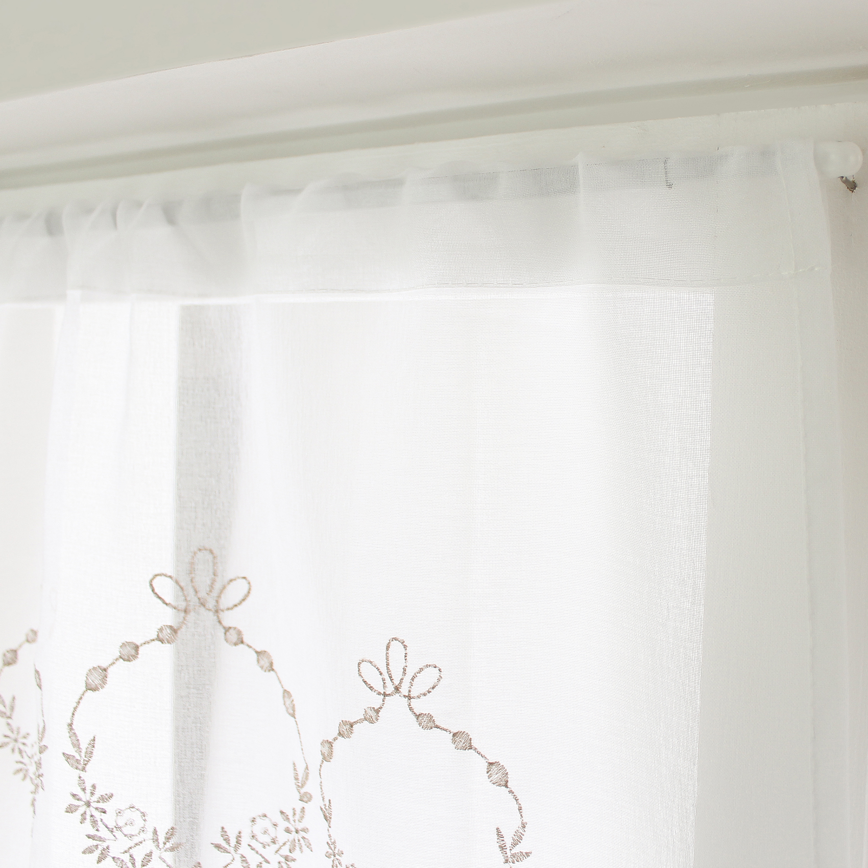 Paire de petits voilages ornée de broderies — vue 3