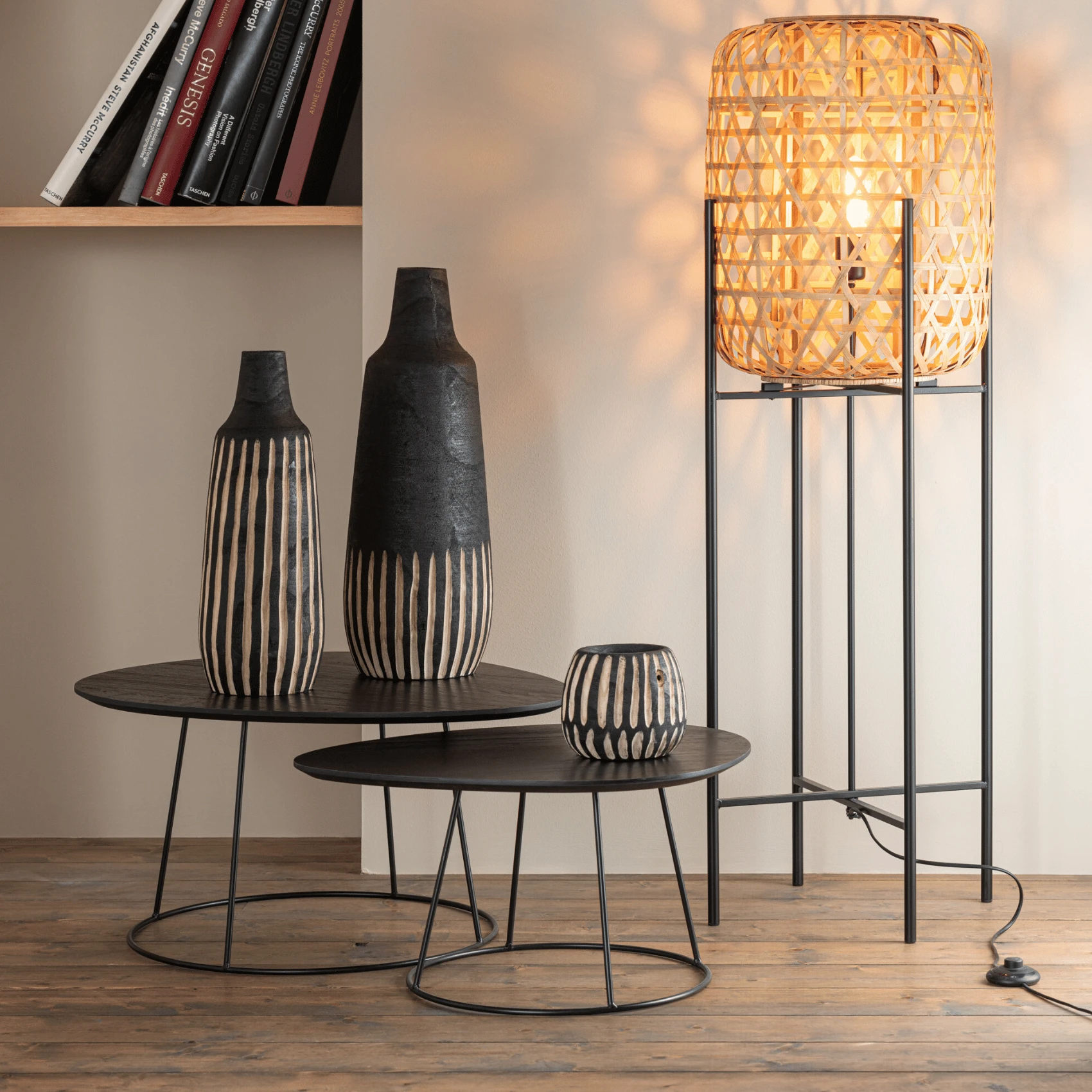 Table basse large ovale en bois et métal — vue 4