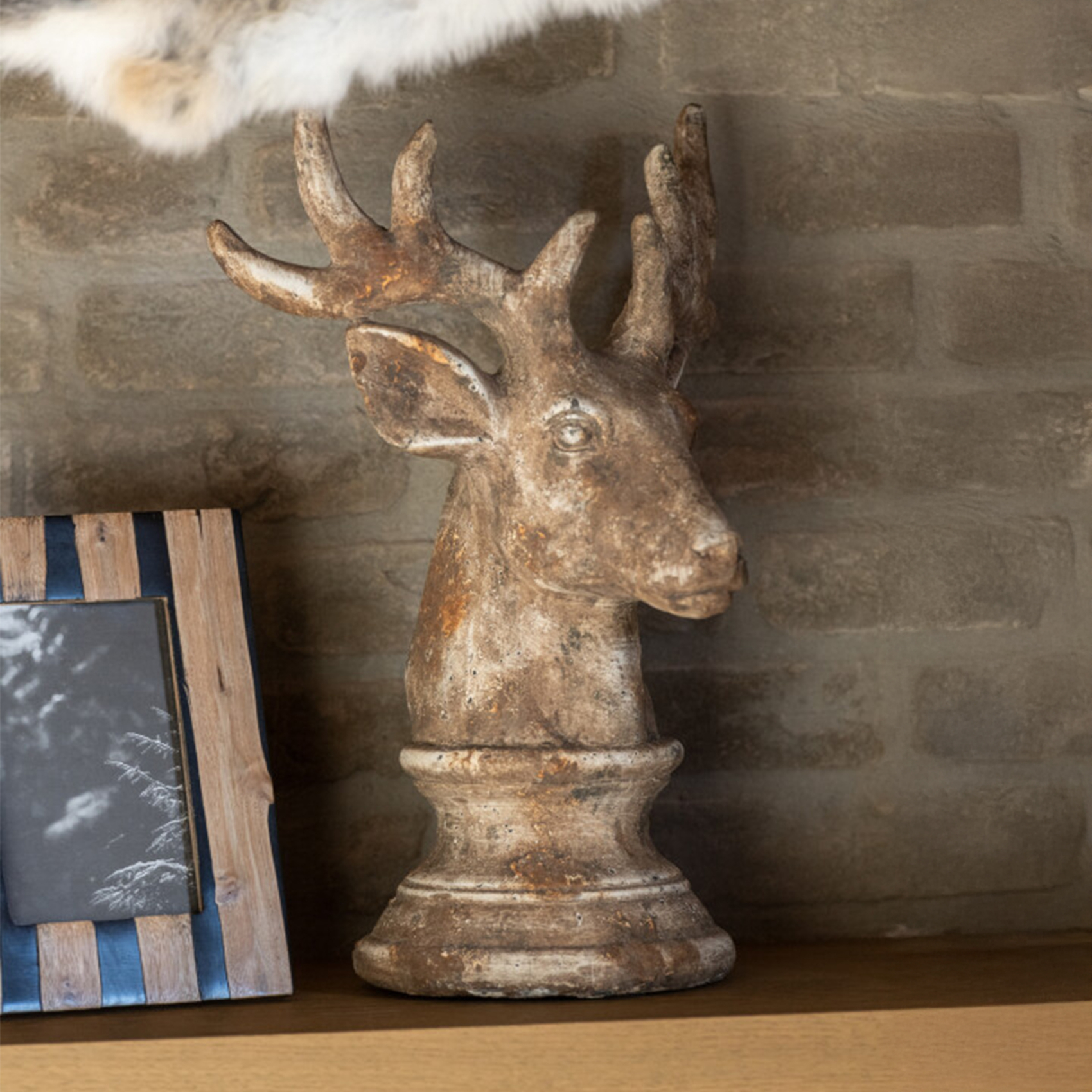 Tête de cerf décorative en résine — vue 3