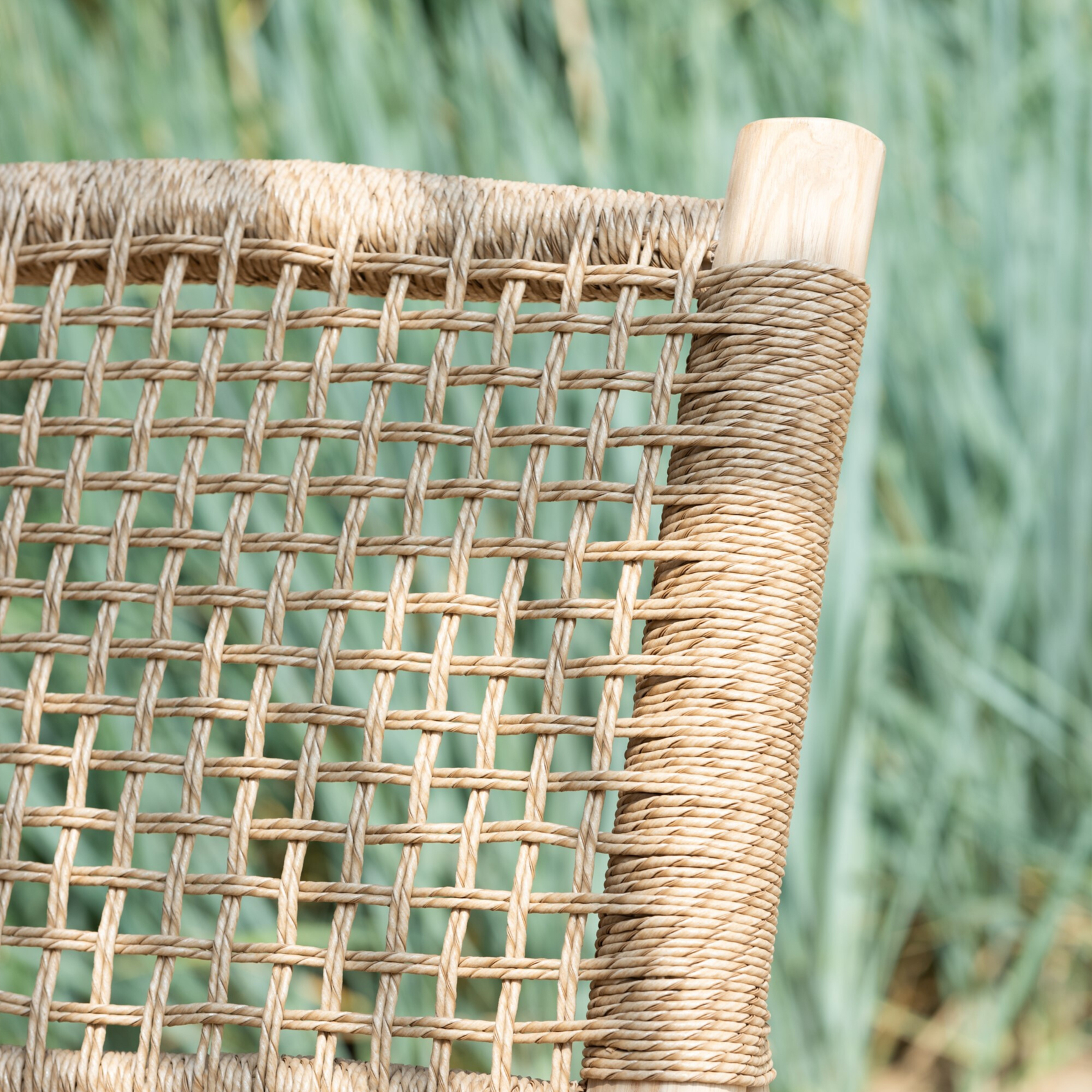 Fauteuil bas en bois et tressage — vue 3