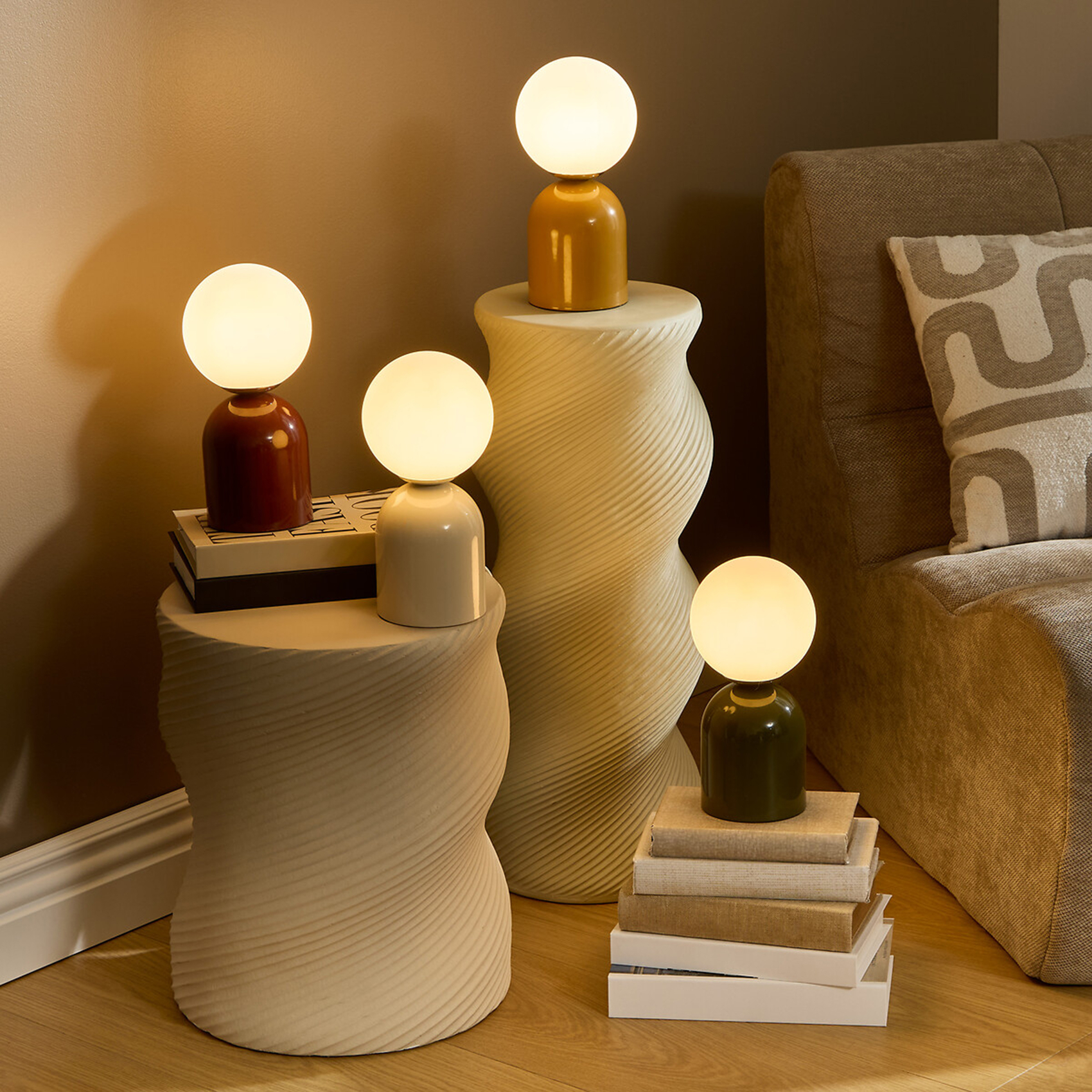 Lampe à poser avec globe opalin et base en acier — vue 3
