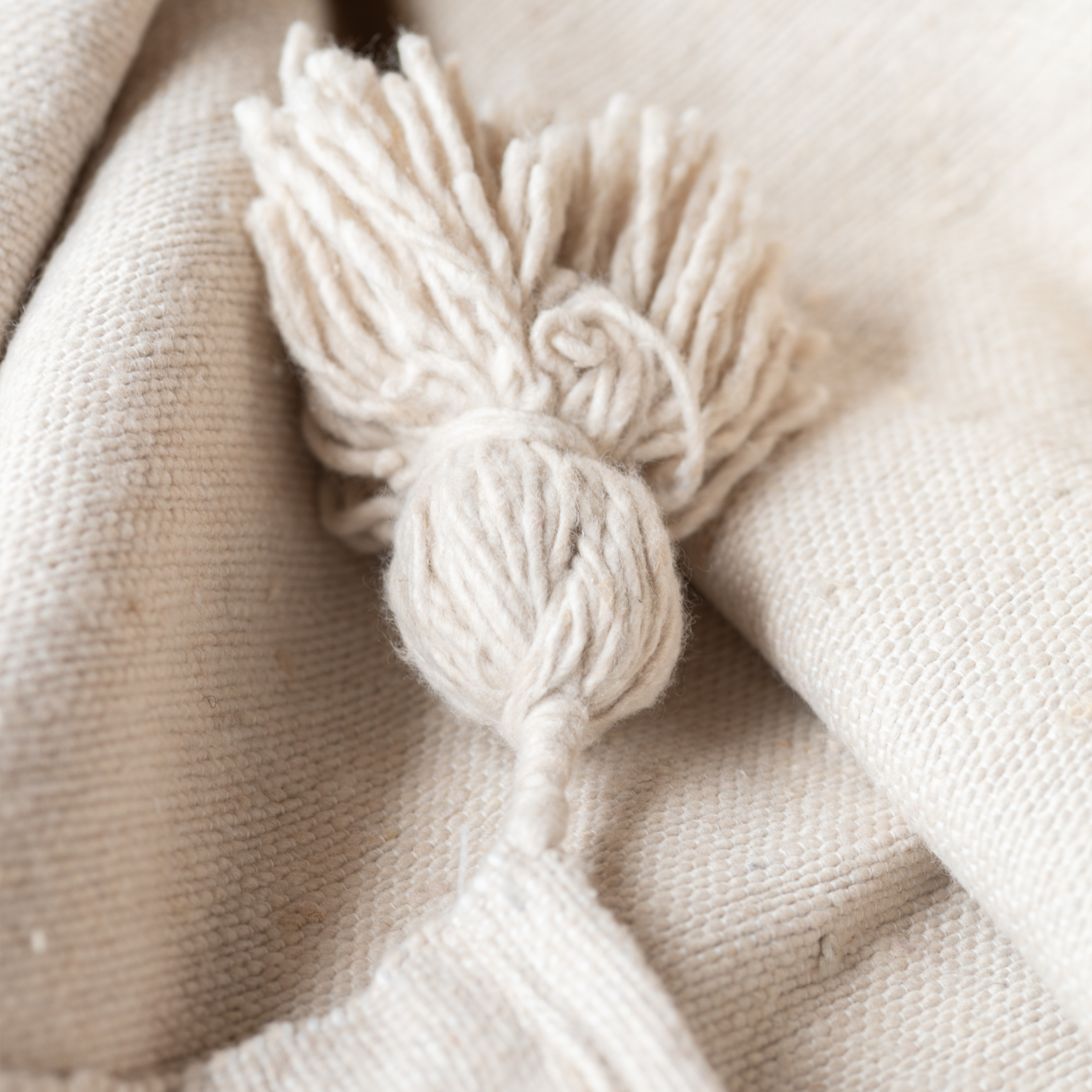 Plaid ou jeté de lit laine à pompons — vue 4