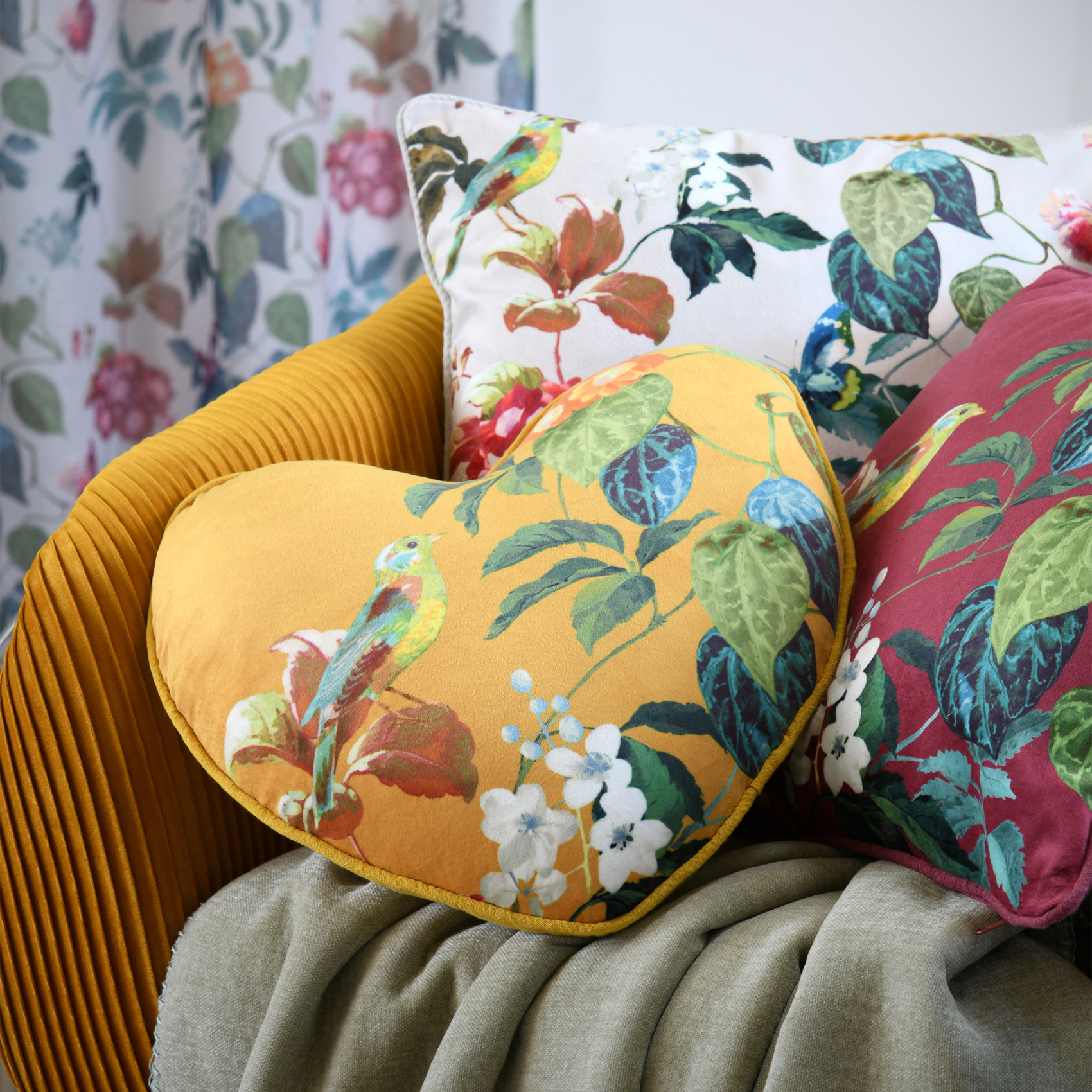 Coussin en forme de cœur à motif végétal — vue 4