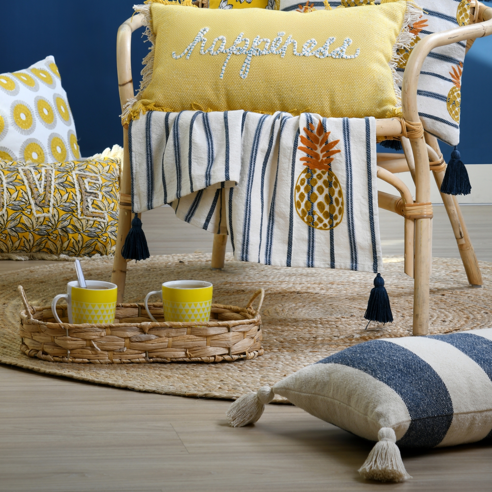 Coussin à bandes bleues à pompons — vue 3