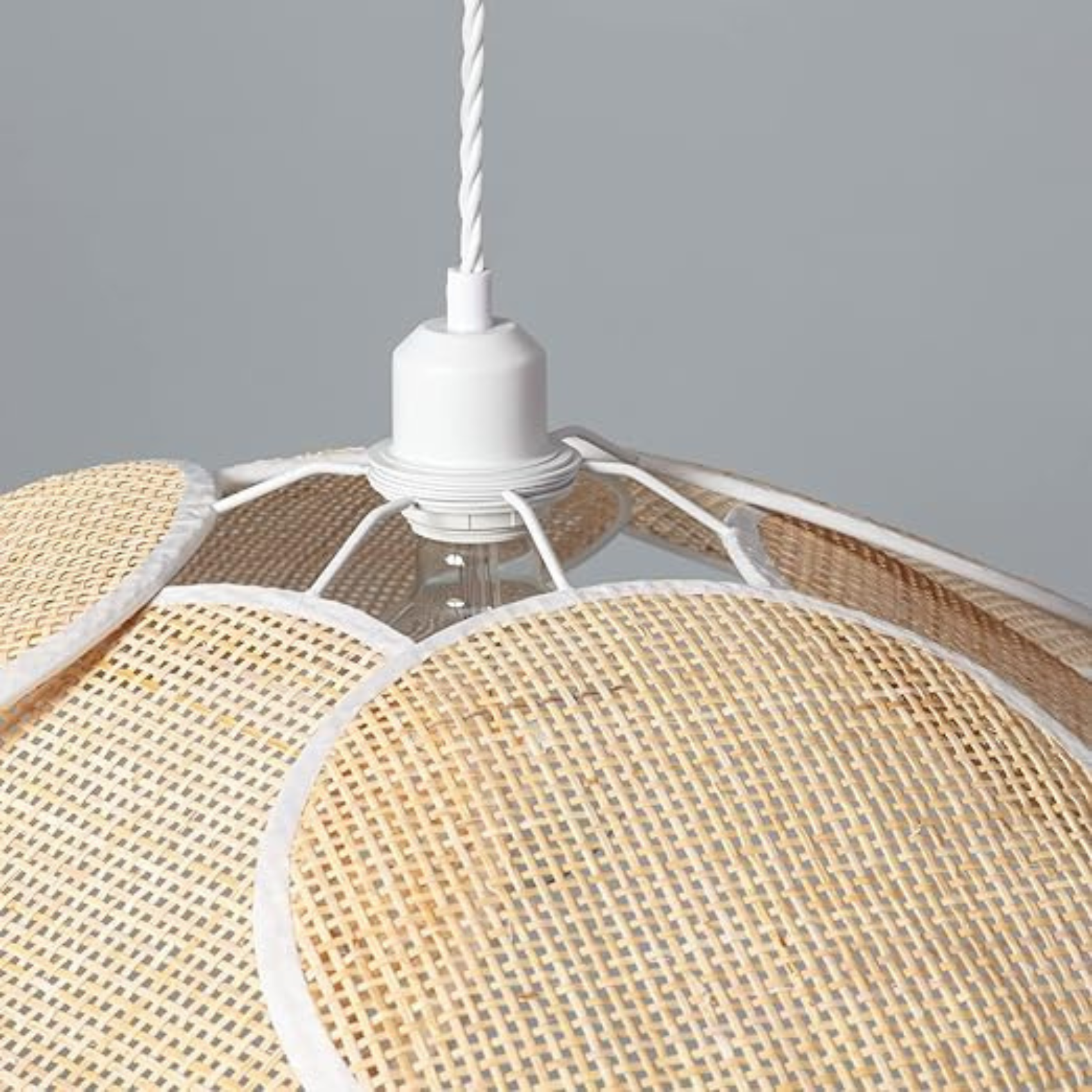 Suspension en cannage blanc — vue 3