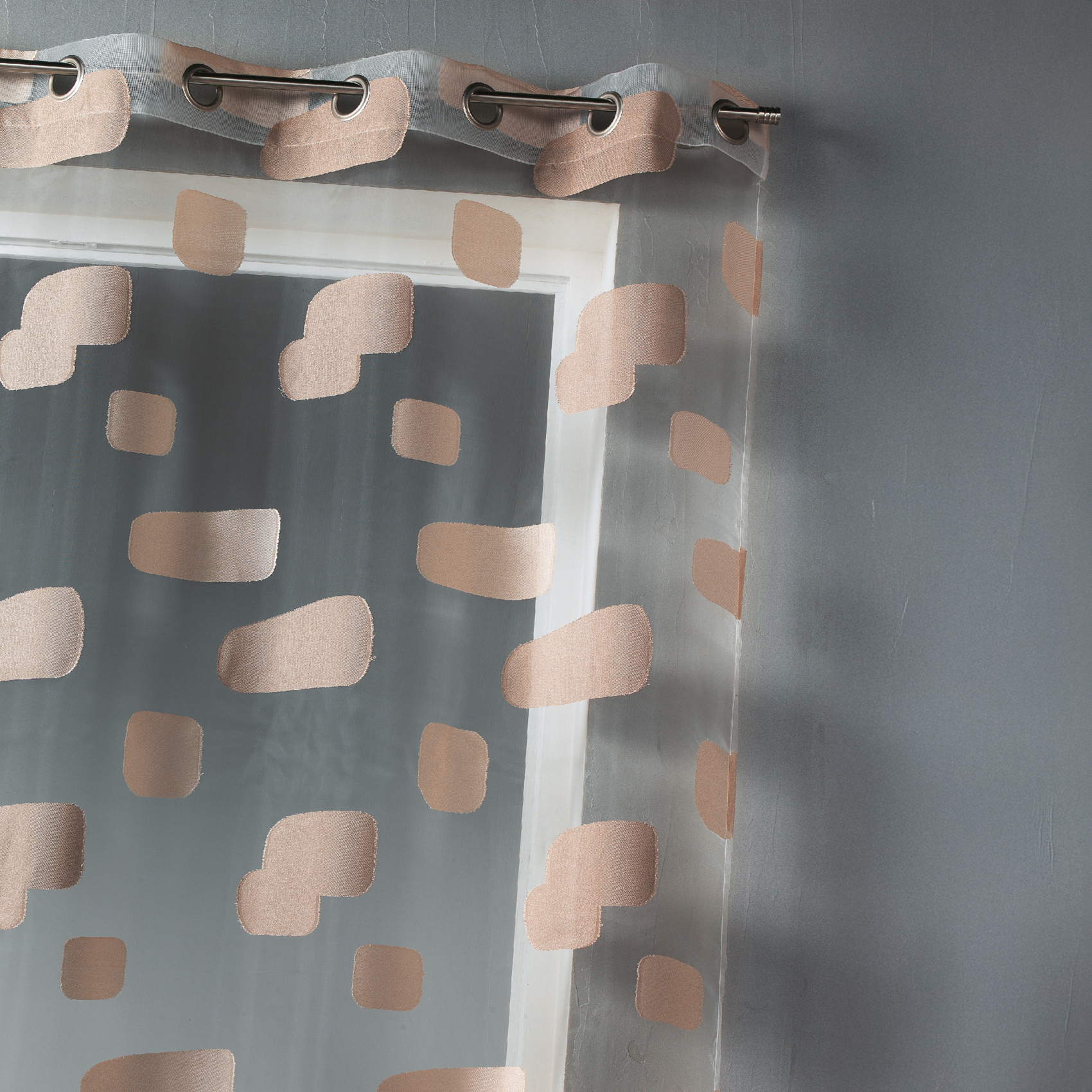 Voilage en organza jacquard et briques colorées