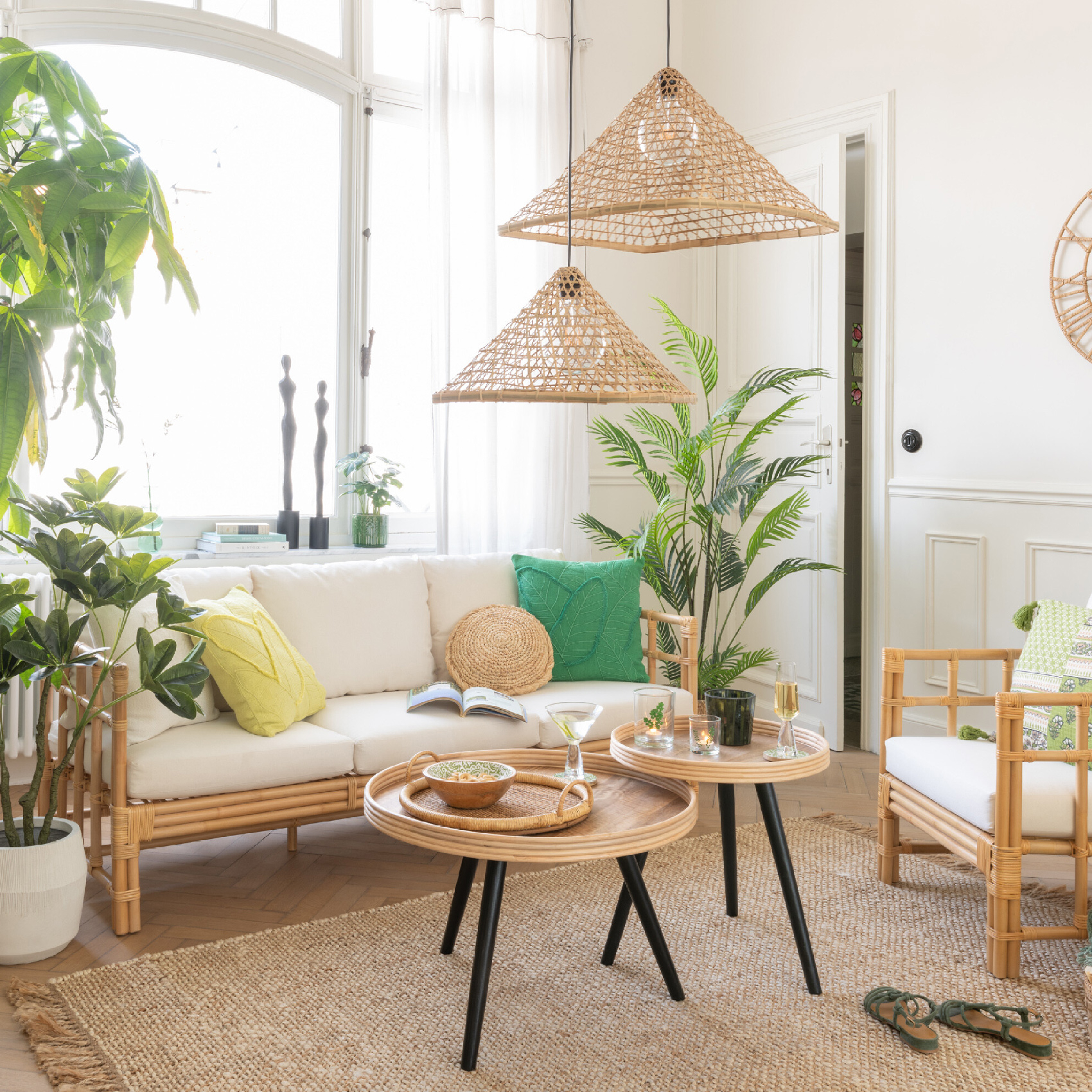 Canapé trois places en rotin avec coussins — vue 3