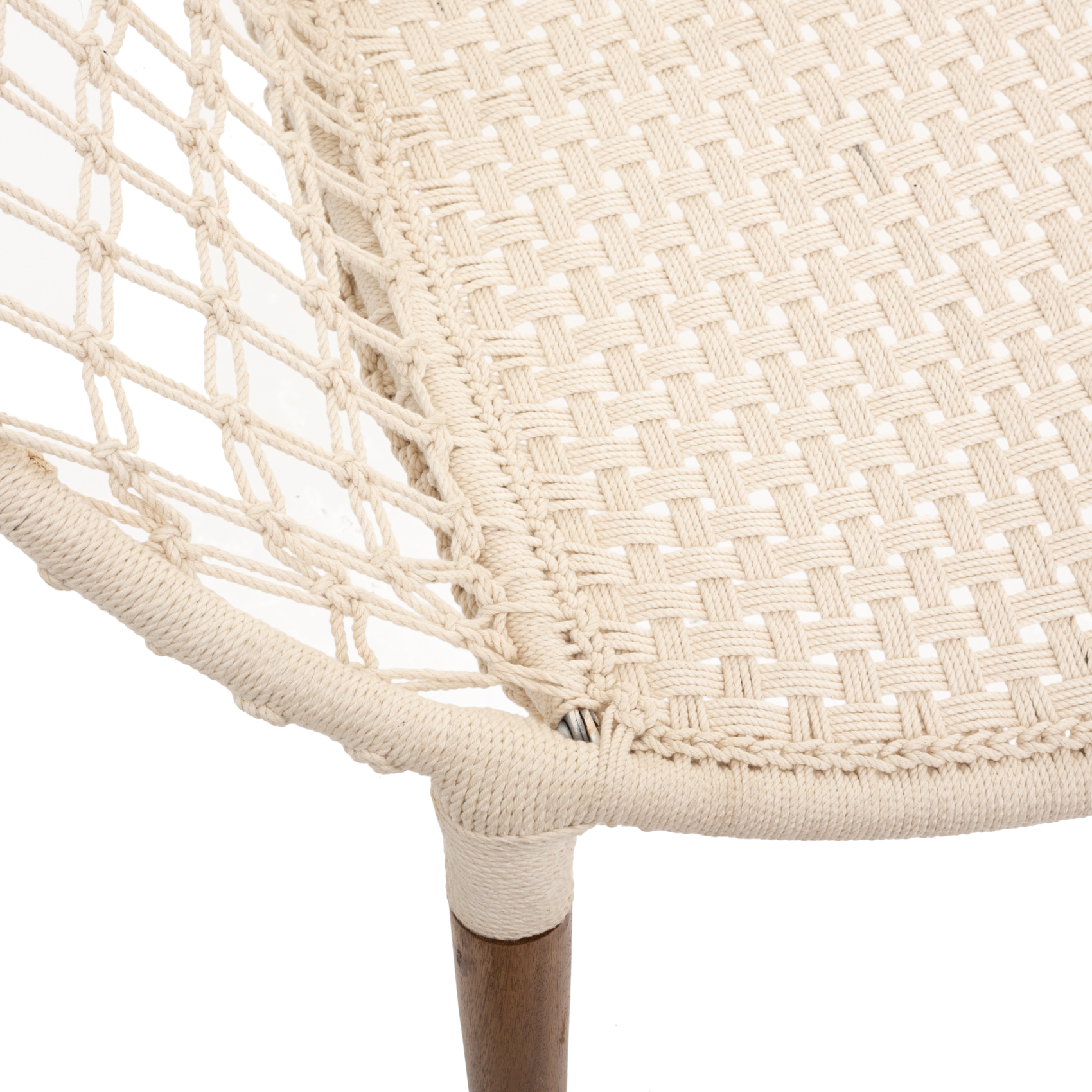Fauteuil en macramé avec pieds en bois — vue 3