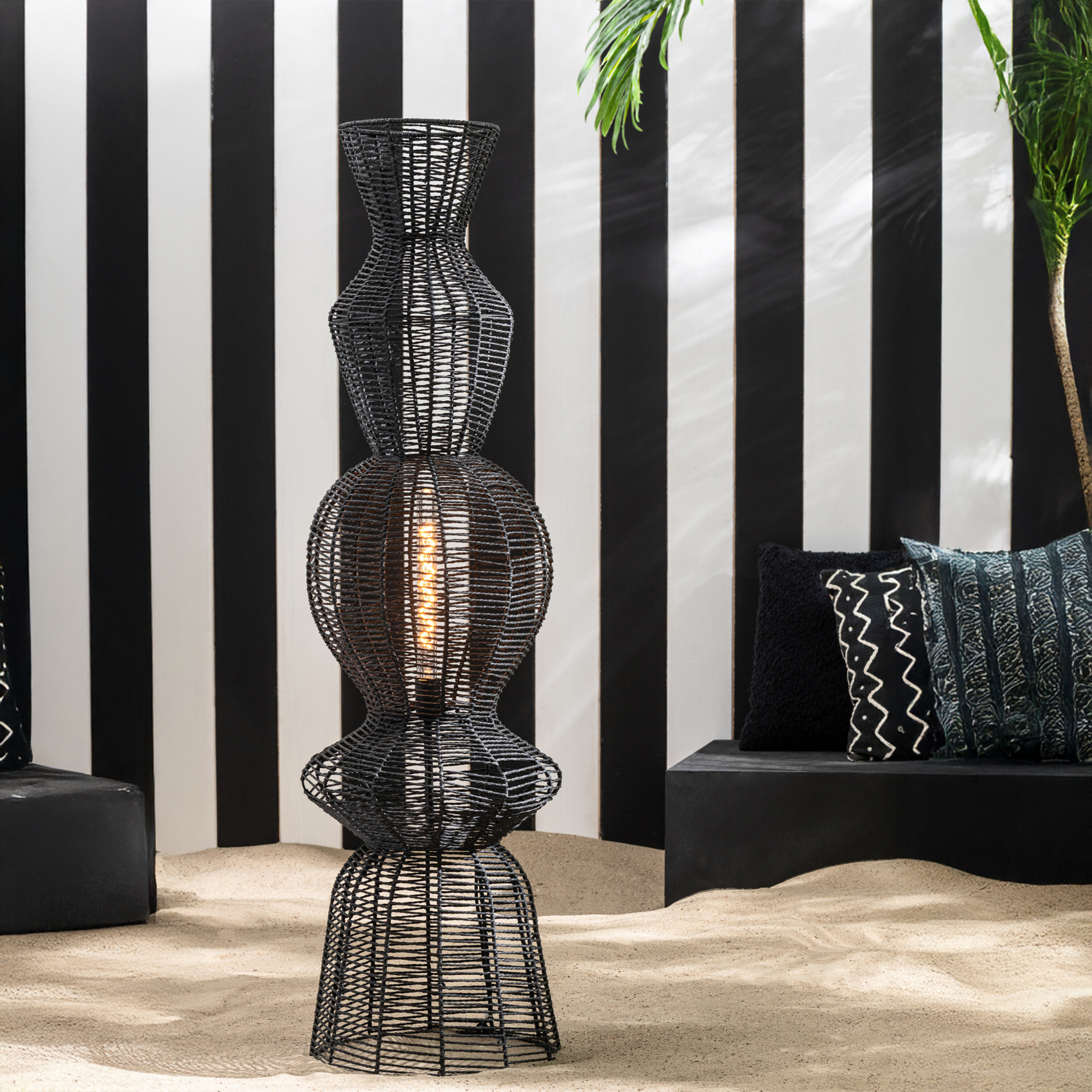 Lampadaire métal ajouré structure sculpturale — vue 4