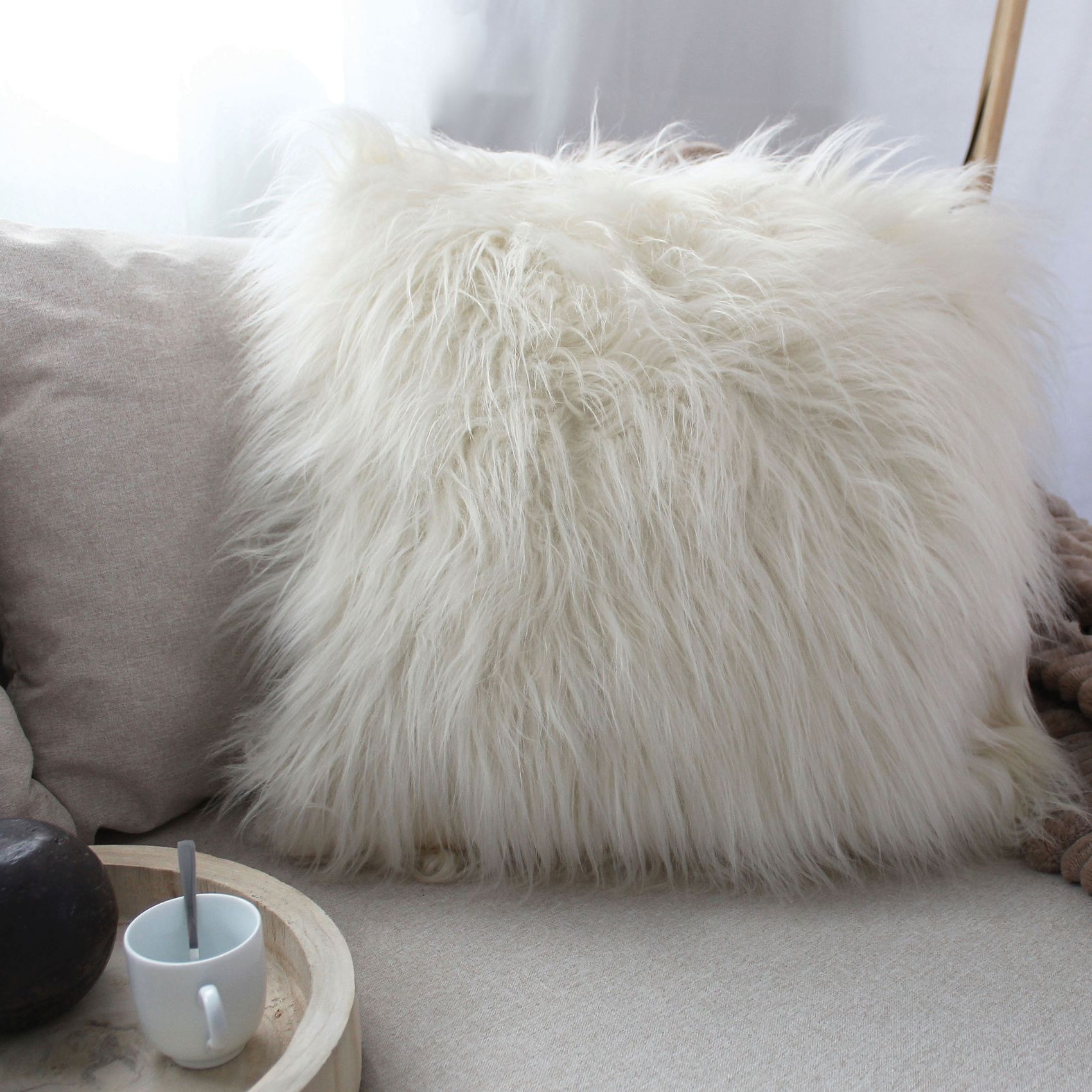 Coussin déhoussable uni imitation fourrure — vue 6