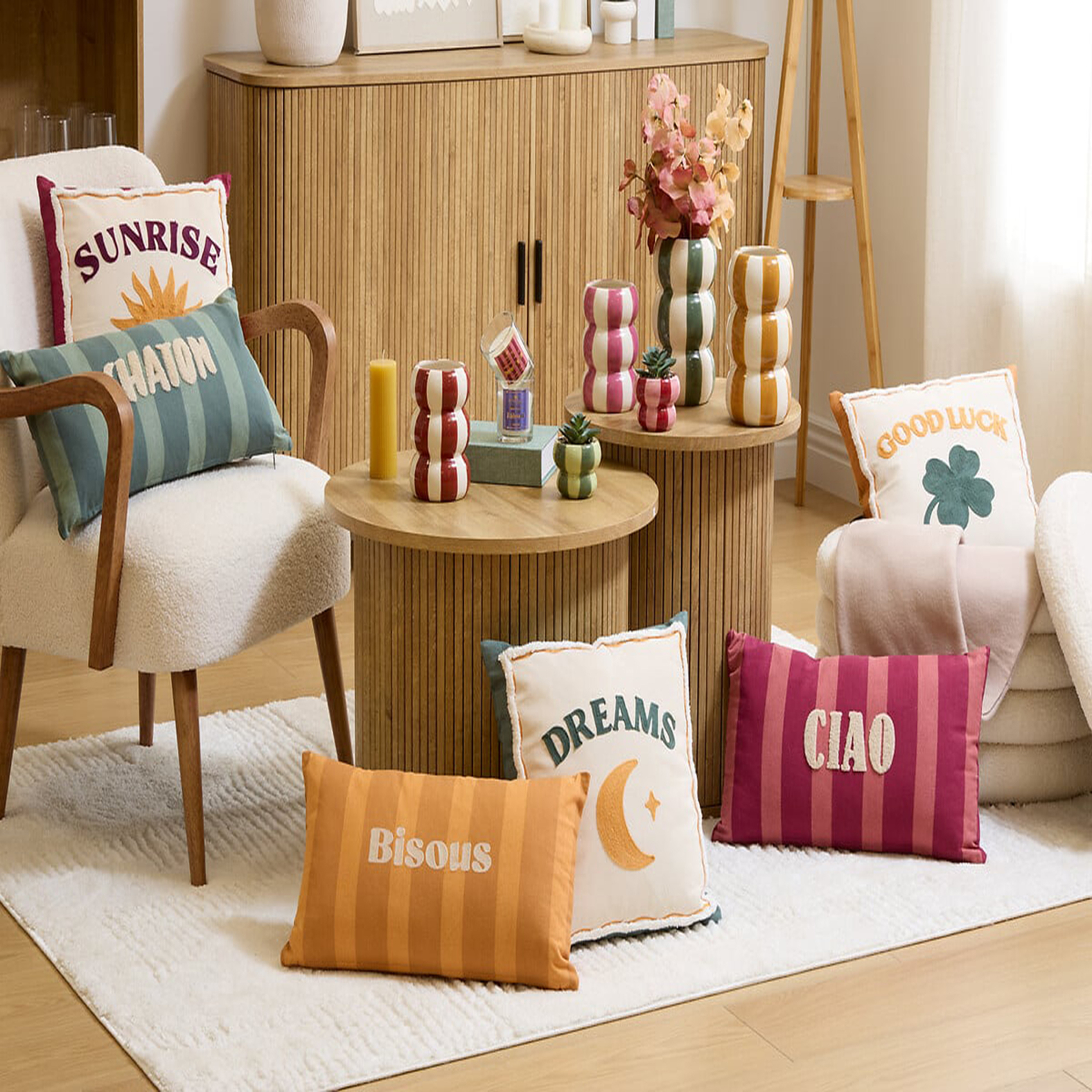 Coussin décoratif en coton brodé GOOD LUCK — vue 6