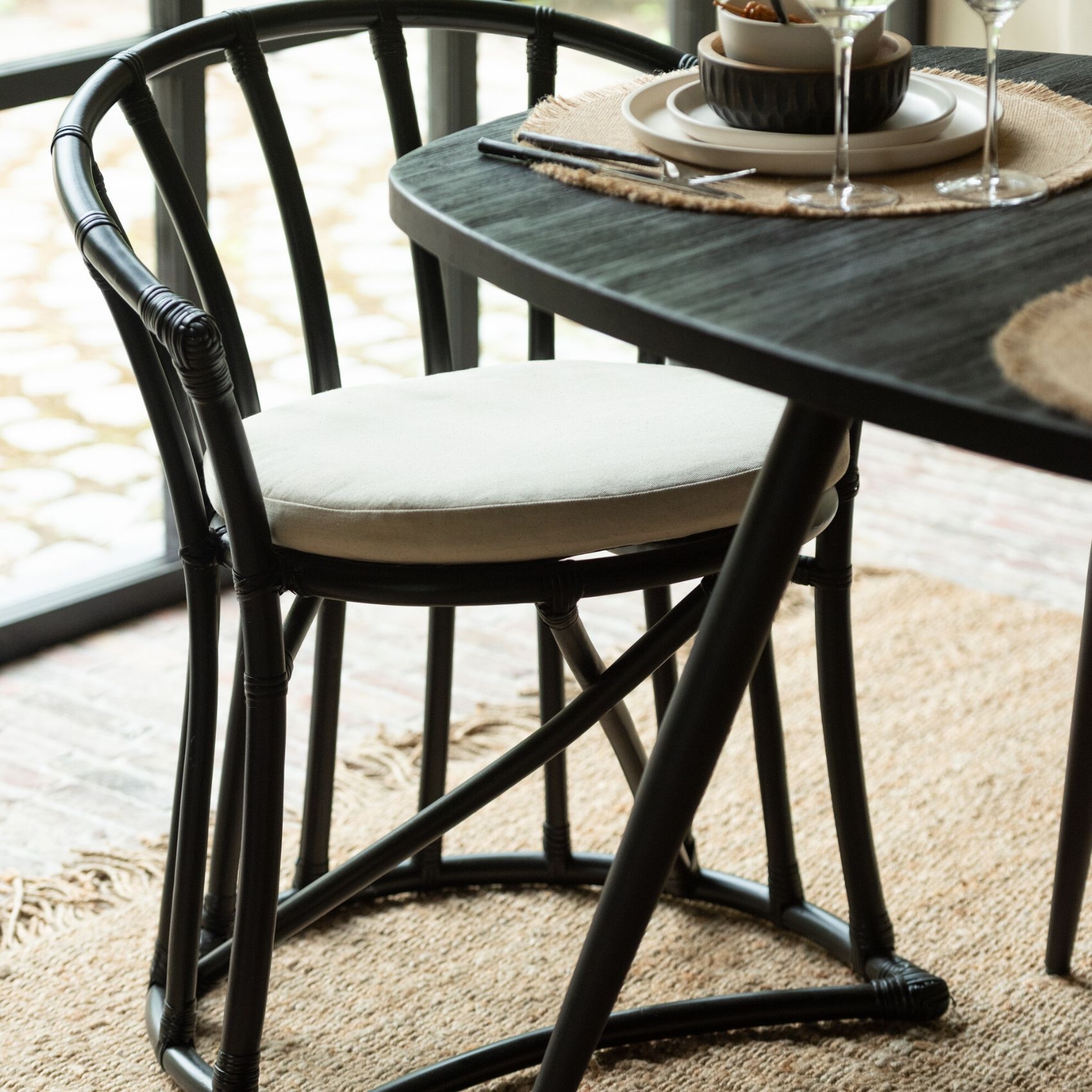 Chaise en rotin avec coussin — vue 3