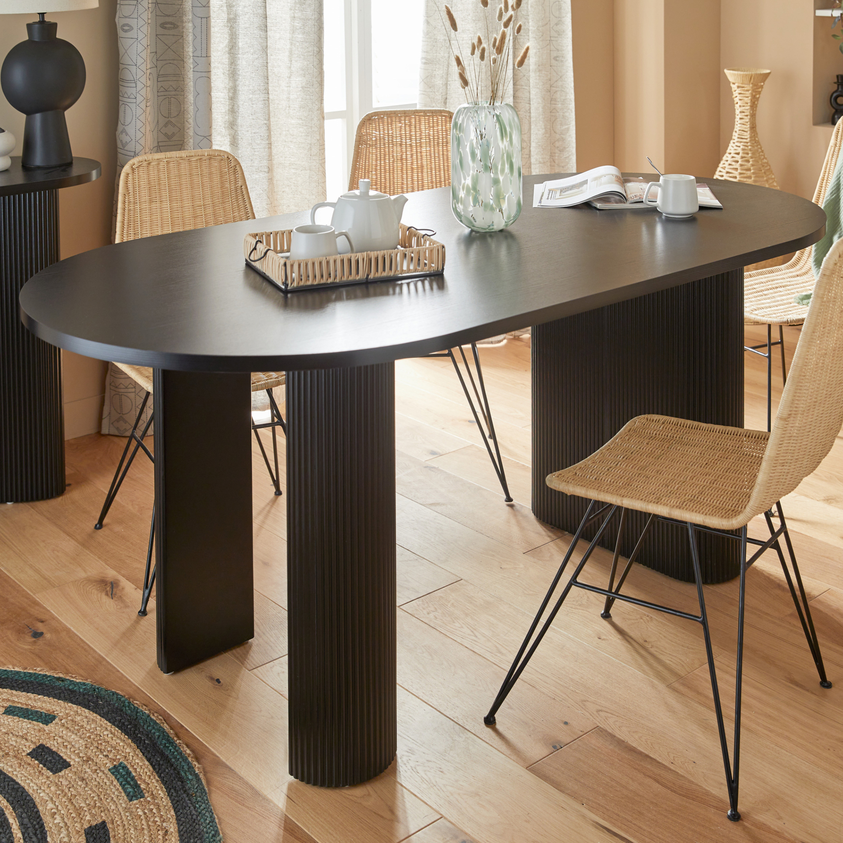 Table à manger ovale en bois avec pieds cannelés — vue 5