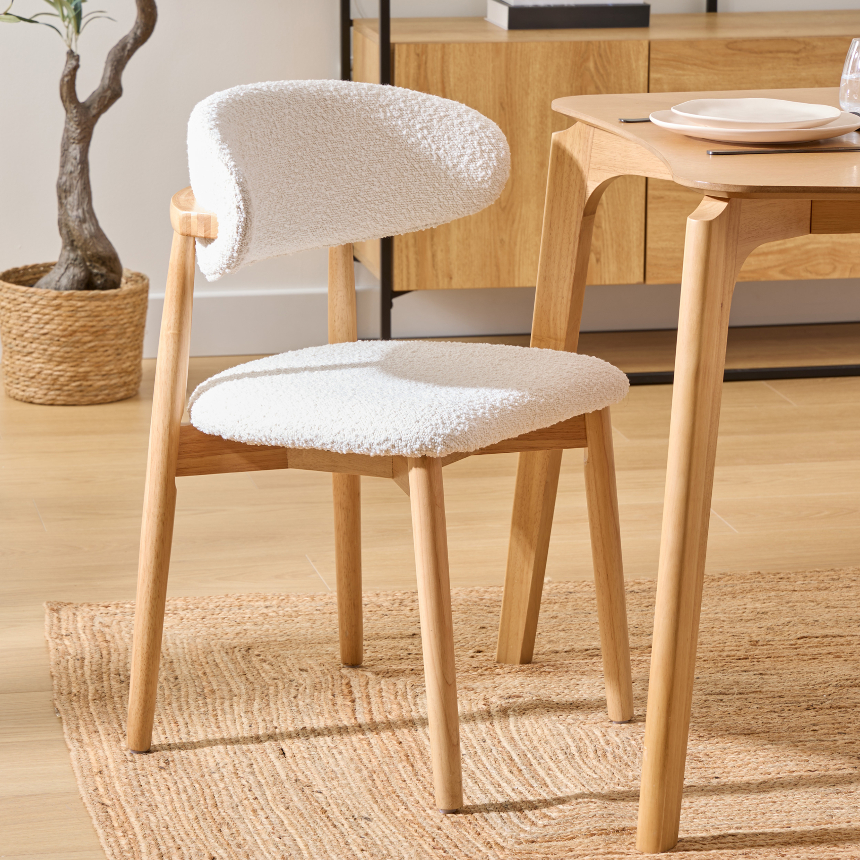 Chaise bouclette en bois massif avec dossier rembourré — vue 6